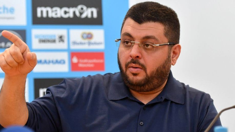 <strong>TSV 1860 München</strong> <br>Mit Investor Hasan Ismaik hält ein Jordanier 60 Prozent der Anteile der Profimannschaft in seinen Händen. Eine nicht gerade unumstrittene Person in Münchens Südosten. Seit Jahren wünschen sich die Fans einen Rückzug des Geschäftsmanns. Vergeblich. Oder doch nicht? Wie Ismaik zuletzt öffentlich erklärte, würde er seine Anteile am Verein gerne verkaufen und "nur noch Fan" sein. Bisher ist nicht bekannt, wer Interesse an einem Kauf hätte.