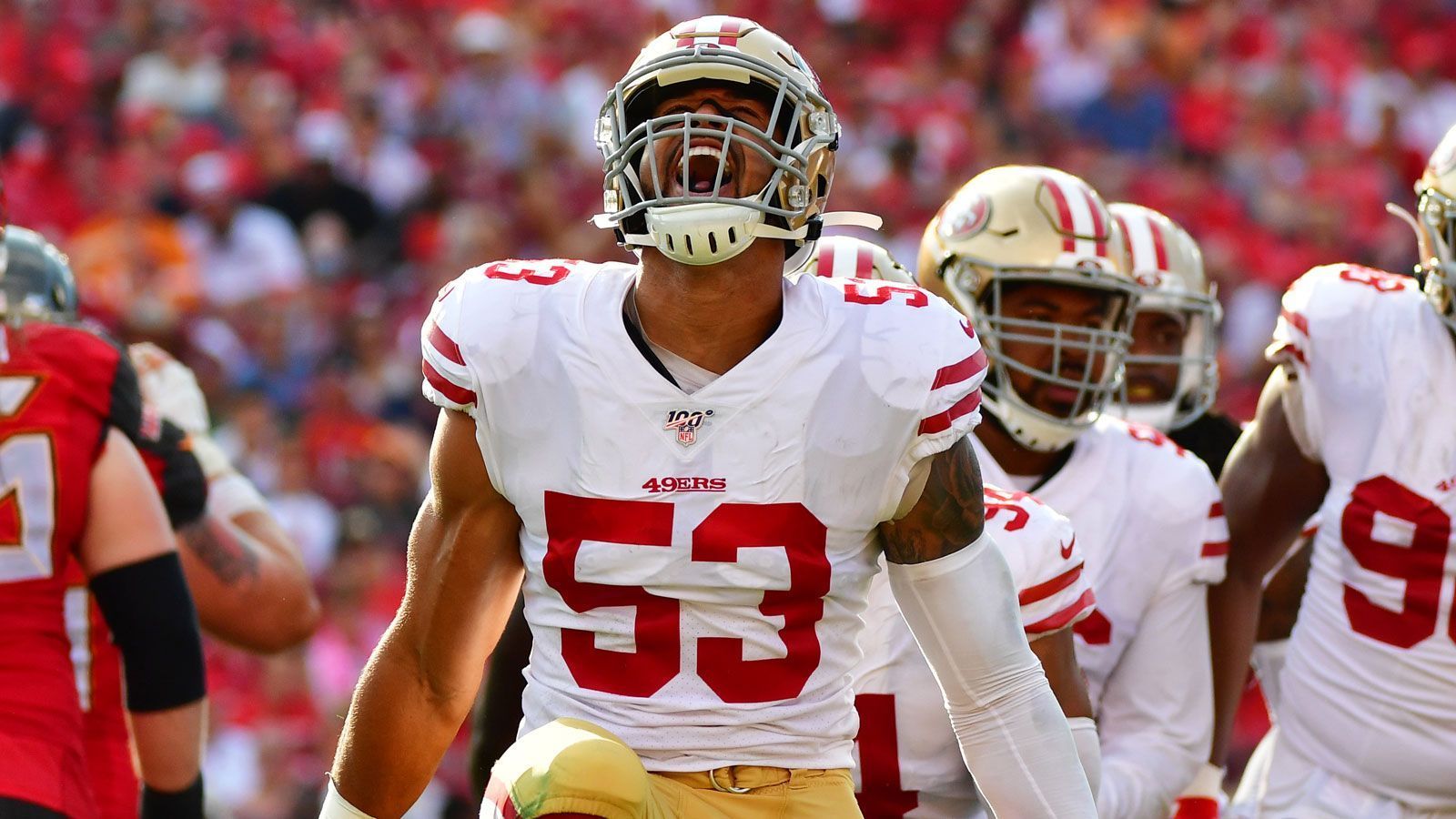 
                <strong>Mark Nzeocha (San Francsico 49ers) </strong><br>
                Beeindruckender Saisonstart für den Linebacker aus San Francicso. Beim 31:17-Sieg seiner 49ers bei den Tampa Bay Buccaneers glänzte Mark Nzeocha mit einem Punt Block nach gerade mal 90 gespielten Sekunden, sowie einer Interception. Kurz vor Ende der ersten Halbzeit fing Nzeocha einen kurzen Pass von Bucs-Quarterback Jameis Winston auf O.J. Howard ab. Zudem verzeichnete Nzeocha zwei Solo Tackles. Insgesamt stand der 29-Jährige bei 16 Snaps in der Defense und 18 Snaps im Special Team auf dem Feld. Kein anderer Teamkollege sah mehr Snaps im Special Team.
              