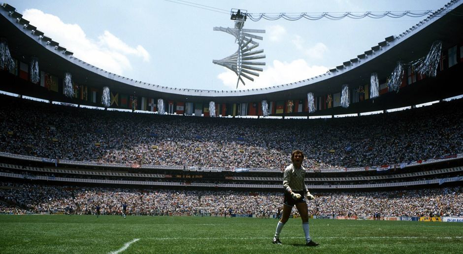 
                <strong>Die meisten WM-Spiele in einer Stadt: Mexico City (23)</strong><br>
                Zweimal war Mexiko Gastgeber einer Weltmeisterschaft. 1970 und 1986 fanden gleich 23 Partien in den beiden Stadien von Mexico City statt, 19 davon im riesigen Aztekenstadion (Bild), das damals rund 110.000 Zuschauern Platz bot, vier im Olympiastadion. 
              