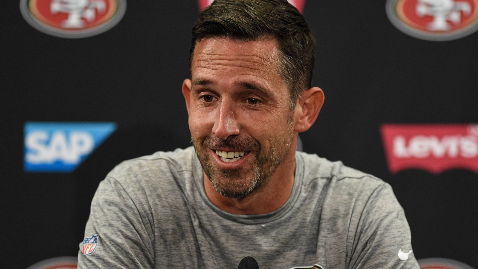 
                <strong>San Francisco 49ers</strong><br>
                OTA Offseason Workouts: 23. - 24. Mai, 26. Mai, 31. Mai - 1. Juni, 3. Juni, 6. - 7. Juni, 9. JuniMandatory Minicamp: 13. - 15. JuniRookie Minicamp: 13. - 15. Mai
              