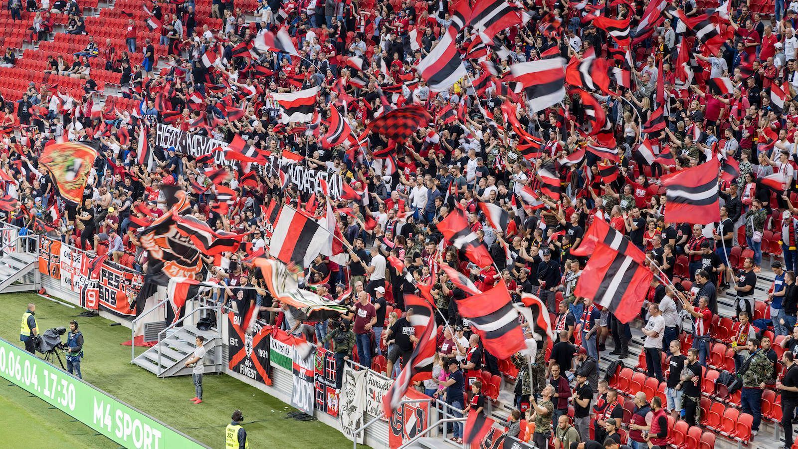 
                <strong>Geisterspiele adé! Fußball mit Fans in Europa</strong><br>
                Dieses Bild sah man in Europas Fußballstadien - abgesehen von Weißrussland - in den letzten drei Monaten nicht. In Ungarn und Serbien dürfen die Anhänger wieder in die Stadien strömen - wenn auch unter Auflagen. Ungarn war das erste Land, das unter bestimmten Hygiene-Voraussetzungen (u.a. 1,5 Meter Abstand) Zuschauer zugelassen hatte. Für das Pokalfinale in der Budapester Puskás-Arena (67.000 Plätze) erlaubte die Regierung 10.000 Fans. Die Vorgabe, nur jeden vierten Platz zu besetzen, wurde offensichtlich nicht eingehalten...
              