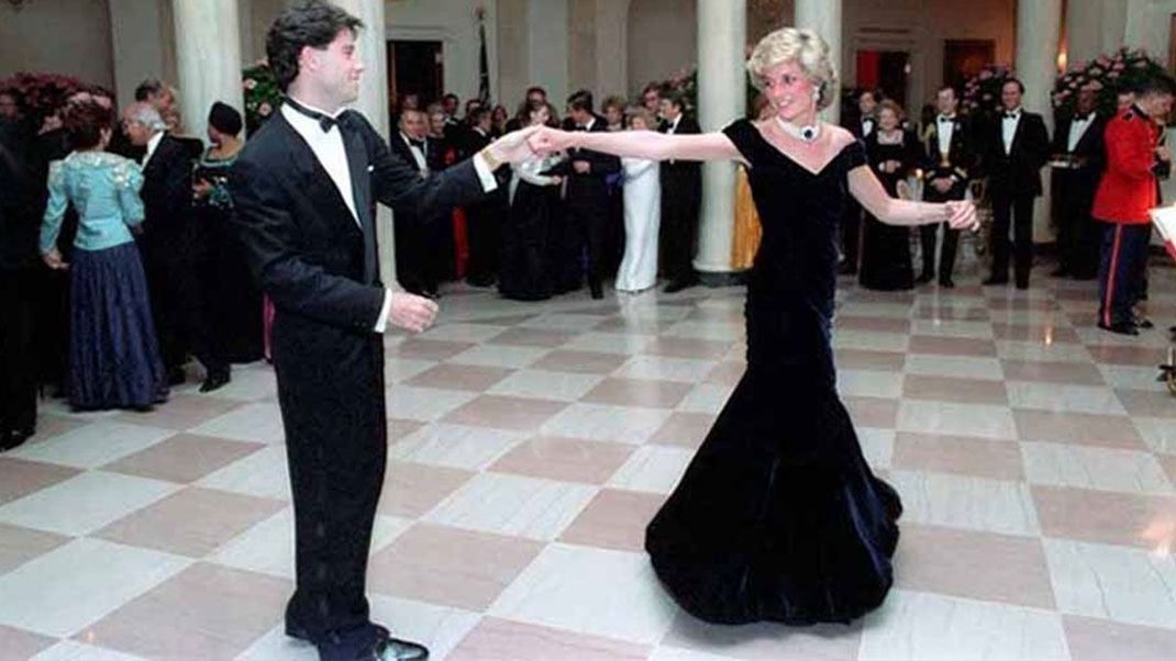 Wir erinnern uns an diesen markanten Mermaid-Look in blauem Seidensamt - Lady Di trug dieses schwarze Kleid 1985 in einem Staatsbankett im Weißen Haus.