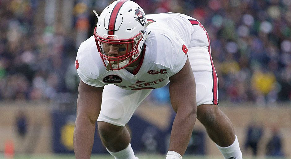 
                <strong>4. Pick - Cleveland Browns: DE Bradley Chubb</strong><br>
                Das ist die erste richtige Überraschung in diesem Mock Draft! An dieser Stelle könnten die Browns Saquon Barkley holen, der Running Back gilt als bester Spieler im Draft. Oder sie könnten ihren Pick an die Buffalo Bills abgeben, die ebenfalls dringend einen Quarterback brauchen. Stattdessen holen die Browns Bradley Chubb, der Defensive End wird mit dem letztjährigen Nummer-eins-Pick Myles Garrett einen außerordentlichen Pass Rush bilden, der jedem gegnerischen Quarterback Schweiß auf die Stirn treiben dürfte.
              