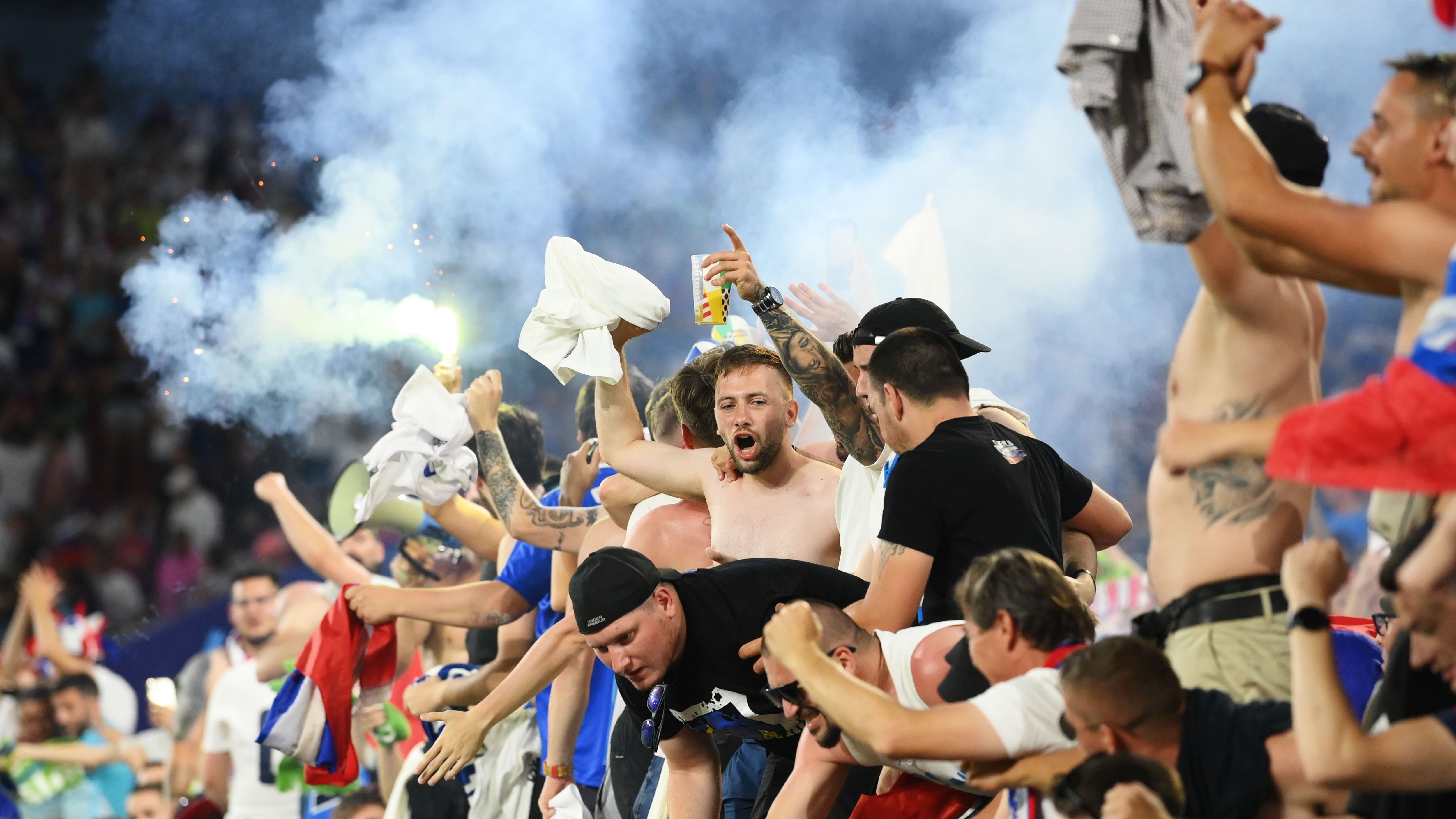 <strong>Slowenische Party</strong><br>Slowenien schaffte es überraschend als Gruppendritter in die K.o.-Runde dieser EM. Nach dem Spiel feierte die Mannschaft mit den Fans im Kölner Stadion.