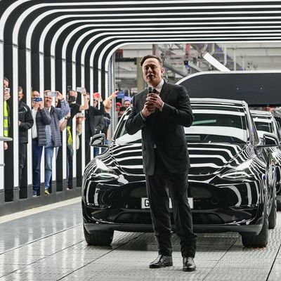 Tesla-Chefs des Werks in Grünheide sollen krankgeschriebenen Beschäftigten Hausbesuche abgestattet haben. 