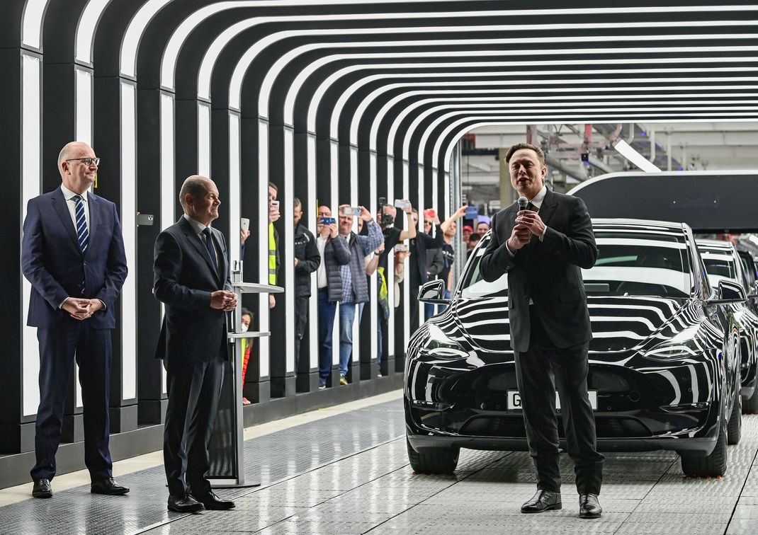 Tesla-Chef Musk mit Kanzler Scholz und Brandenburgs Ministerpräsident Woidke im März 2022 bei der Eröffnung der Tesla-Fabrik in Grünheide. 