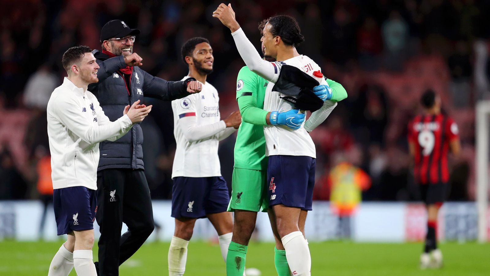 
                <strong>Gewinner: FC Liverpool</strong><br>
                2018 hatte der FC Liverpool um Jürgen Klopp im Finale um die Champions League noch Pech, weil vor allem Keeper Loris Karius gegen Real Madrid einen rabenschwarzen Tag erwischte. Doch die Engländer schlugen zurück, und wie! Ein Jahr nach der bitteren Endspiel-Erfahrung gewannen die "Reds" das Finale um den Henkelpott 2019 gegen Tottenham mit 2:0. Und in weiterer Folge des Fußballjahres kam es noch besser. Liverpool steuert derzeit auf den ersten Liga-Titel in Englands Fußball-Oberhaus seit 1990 zu. Derzeit hat die Klopp-Elf schon acht Punkte Vorsprung vor Leicester City und sogar 14 Zähler vor Titelverteidiger Manchester City. 
              