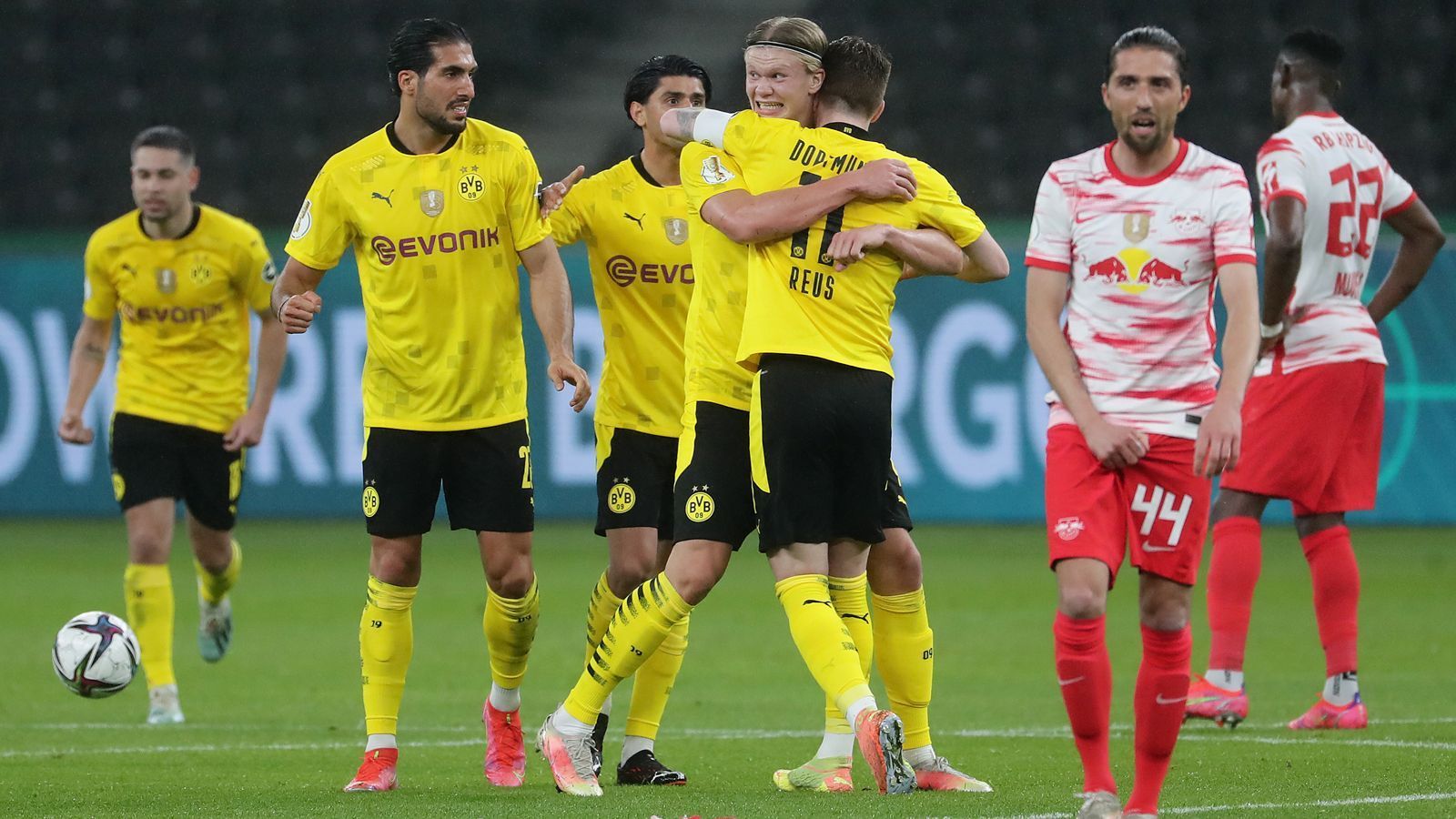 
                <strong>Die Noten der Leipzig und BVB-Stars</strong><br>
                Borussia Dortmund hat RB Leipzig im Finale des DFB-Pokals mit 4:1 besiegt und sich den Pokal gesichert. ran.de hat die Stars beider Mannschaften benotet.
              