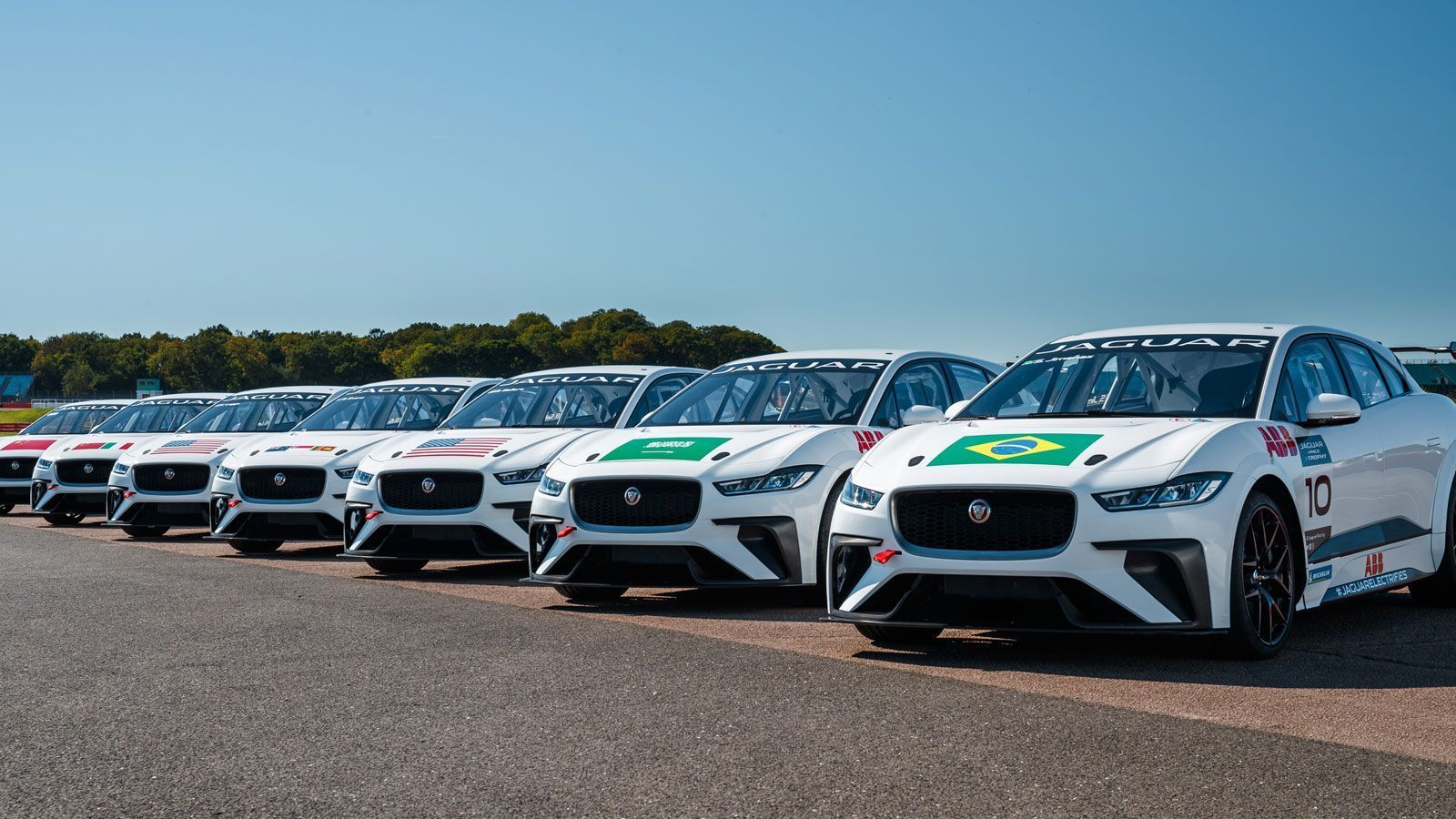 
                <strong>Jaguar I-PACE eTrophy: So sehen die Autos aus</strong><br>
                Seit dem 15. Dezember läuft die erste Saison der Jaguar I-PACE eTrophy. ran.de zeigt Bilder der Boliden, mit denen die Fahrer an den Start gehen werden.
              