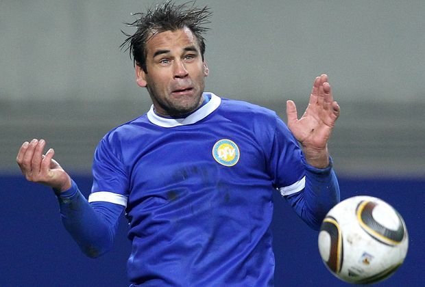 
                <strong>Ulf Kirsten</strong><br>
                Ulf Kirsten gehört zu den besten Torjägern der 80er und 90er Jahre. Nach acht Jahren in der DDR-Oberliga bei Dynamo Dresden wechselte er nach der Wende zu Bayer Leverkusen, wo er in 350 Bundesliga-Spielen 182 Tore erzielte.
              