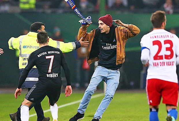 
                <strong>Skandal! HSV-Flitzer attackiert Ribery</strong><br>
                Die HSV-Ordner sind auch sofort zur Stelle und versuchen, den Störenfried in Gewahrsam zu nehmen. Doch dieser lässt sich zunächst nicht einfangen.
              