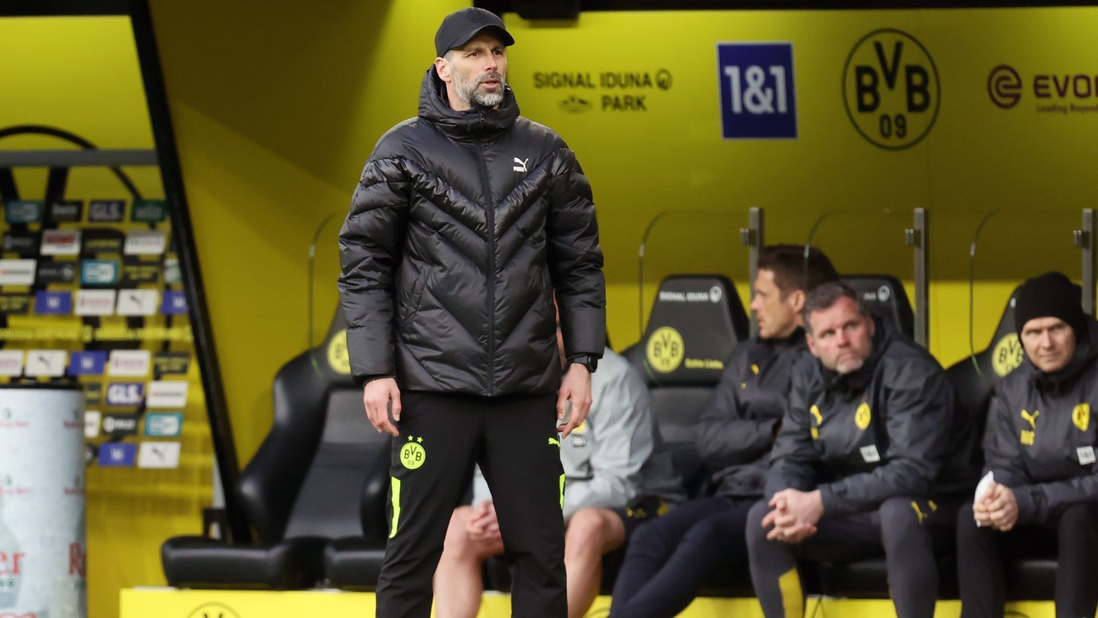 
                <strong>Marco Rose (Borussia Dortmund)</strong><br>
                Ebenfalls nur ein Jahr hielt die sportliche Ehe zwischen Borussia Dortmund und Trainer Marco Rose. Er war als Hütter-Vorgänger in Gladbach sehr erfolgreich, sodass der BVB fünf Millionen Euro Ablöse für ihn zahlte. Anders als Hütter in Gladbach, hatte Rose in Dortmund dann auch tatsächlich einen gewissen Erfolg, wurde mit dem BVB Vizemeister hinter den Bayern. Dennoch kam es nach einer gemeinsamen Saison-Analyse mit den Vereinsverantwortlichen zur etwas überraschenden Trennung. Mittlerweile coacht Rose Dortmunds Liga-Rivalen RB Leipzig, während beim BVB Edin Terzic auf der Bank sitzt.
              