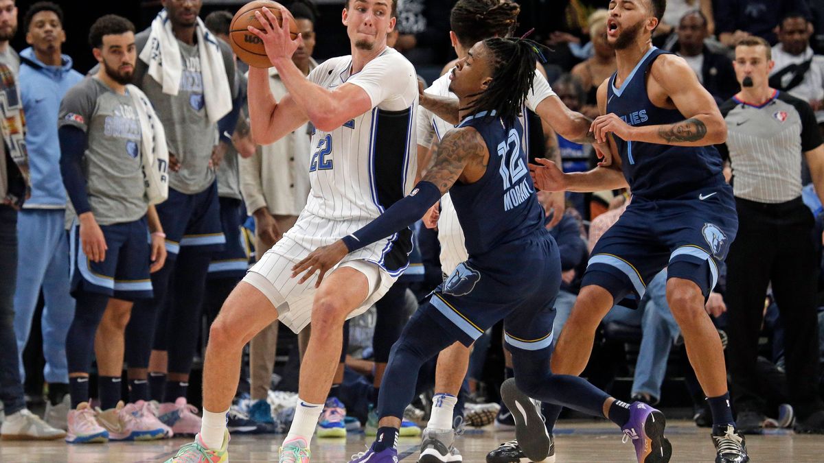 NBA, Basketball Herren, USA Orlando Magic at Memphis Grizzlies, Mar 5, 2022; Memphis, Tennessee, USA; Orlando Magic forward Franz Wagner (22) controls the ball against Memphis Grizzles guard Ja Mor...