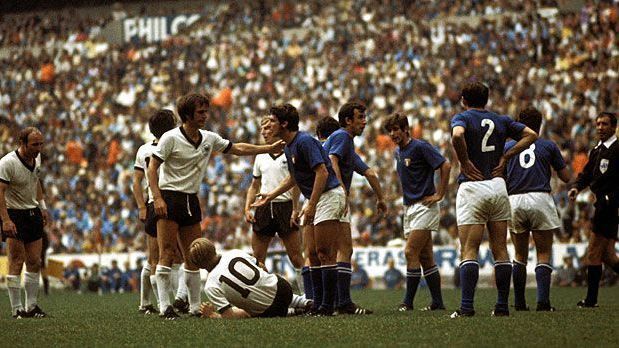 <strong>Halbfinale bei der WM 1970</strong><br>
                WM 1970: Das Aufeinandertreffen im Halbfinale am 17. Juni 1970 geht als Jahrhundertspiel in die Geschichte ein. Erst in der 90. Minute gleicht Karl-Heinz Schnellinger die italienische Führung aus, in der Verlängerung trifft Gerd Müller doppelt. Doch am Ende jubelt die "Squadra Azzurra", dank Rivera, der nach 112 Minuten den 4:3-Endstand herstellt. Vier Tage später verliert Italien das Finale gegen Brasilien mit 1:4, Deutschland sichert sich mit einem 1:0 über Uruguay Platz drei.