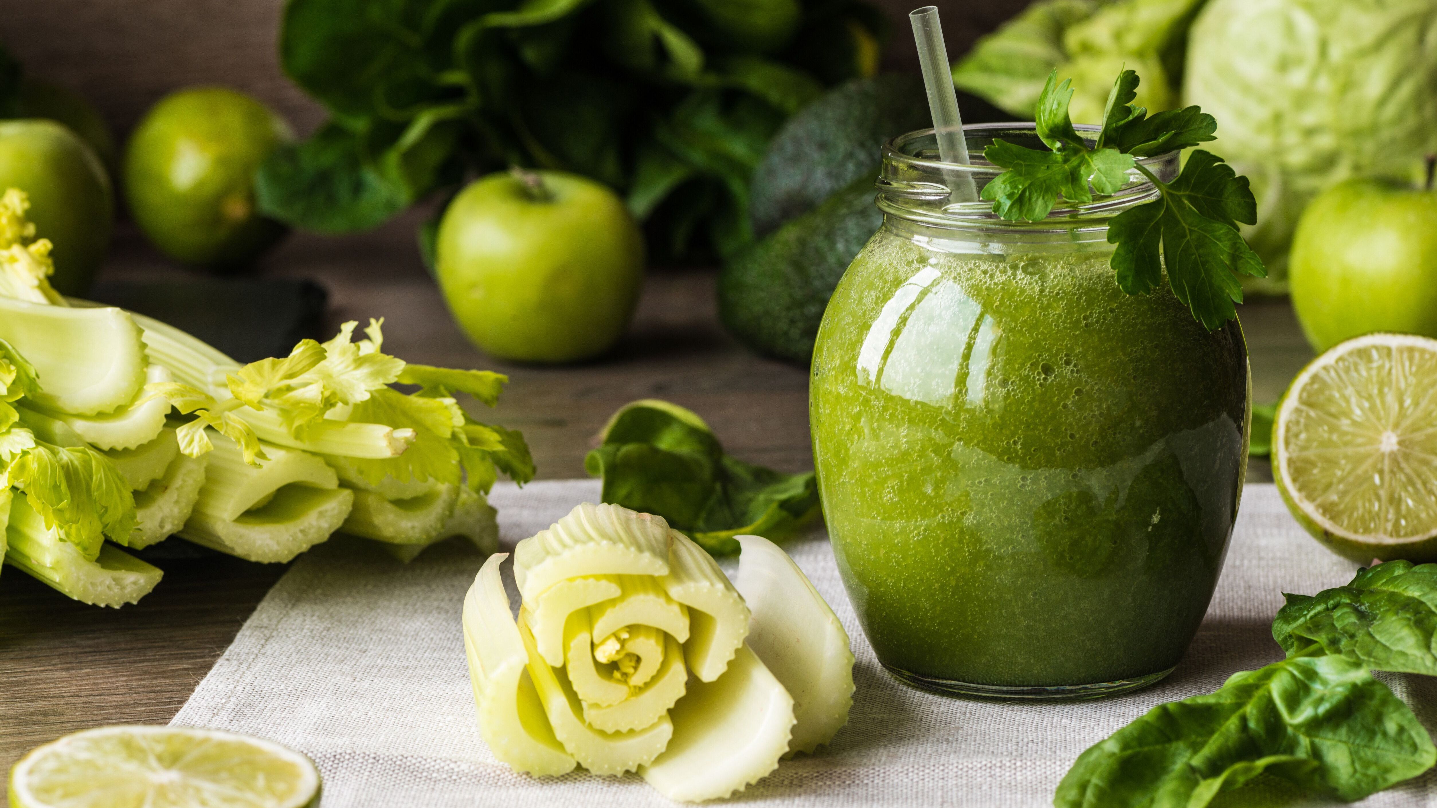 Willst du deinem Körper etwas Gutes tun? Dann probiere den leckeren Spinat-Gurken-Sellerie Saft. 