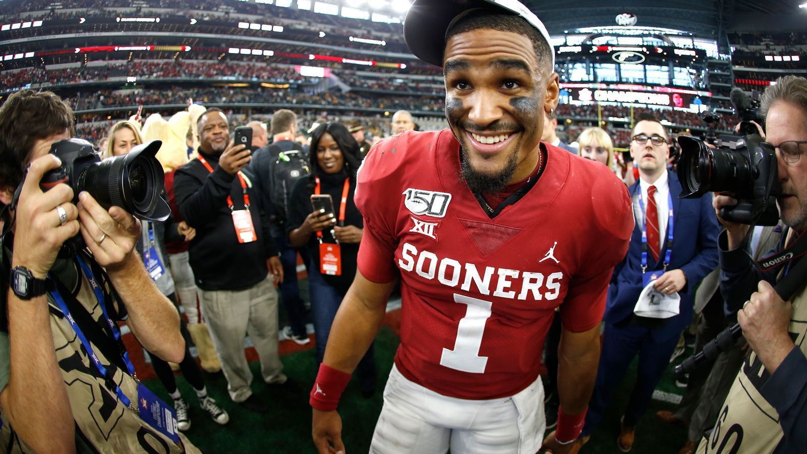 
                <strong>Jalen Hurts zu den Philadelphia Eagles</strong><br>
                Eigentlich haben die Eagles dringlichere Needs als die Quarterback-Position, auf der Carson Wentz zwar verletzungsanfällig, aber zuverlässig seinen Job macht und erst vergangenen Sommer einen Vierjahresvertrag unterschrieben hat. Dennoch nutzte Philly seinen Zweitrunden-Pick für Jalen Hurts, der über die Rolle als Backup oder Mann für Option-Spielzüge a la Taysom Hill wohl nicht hinauskommen wird. Dafür einen Zweitrunden-Pick zu verwenden, grenzt an Verschwendung. Immerhin: Mit seinen brandgefährlichen Läufen deckt Hurts eine Facette des modernen Quarterback-Spiels ab, in der Wentz weniger glänzt.
              