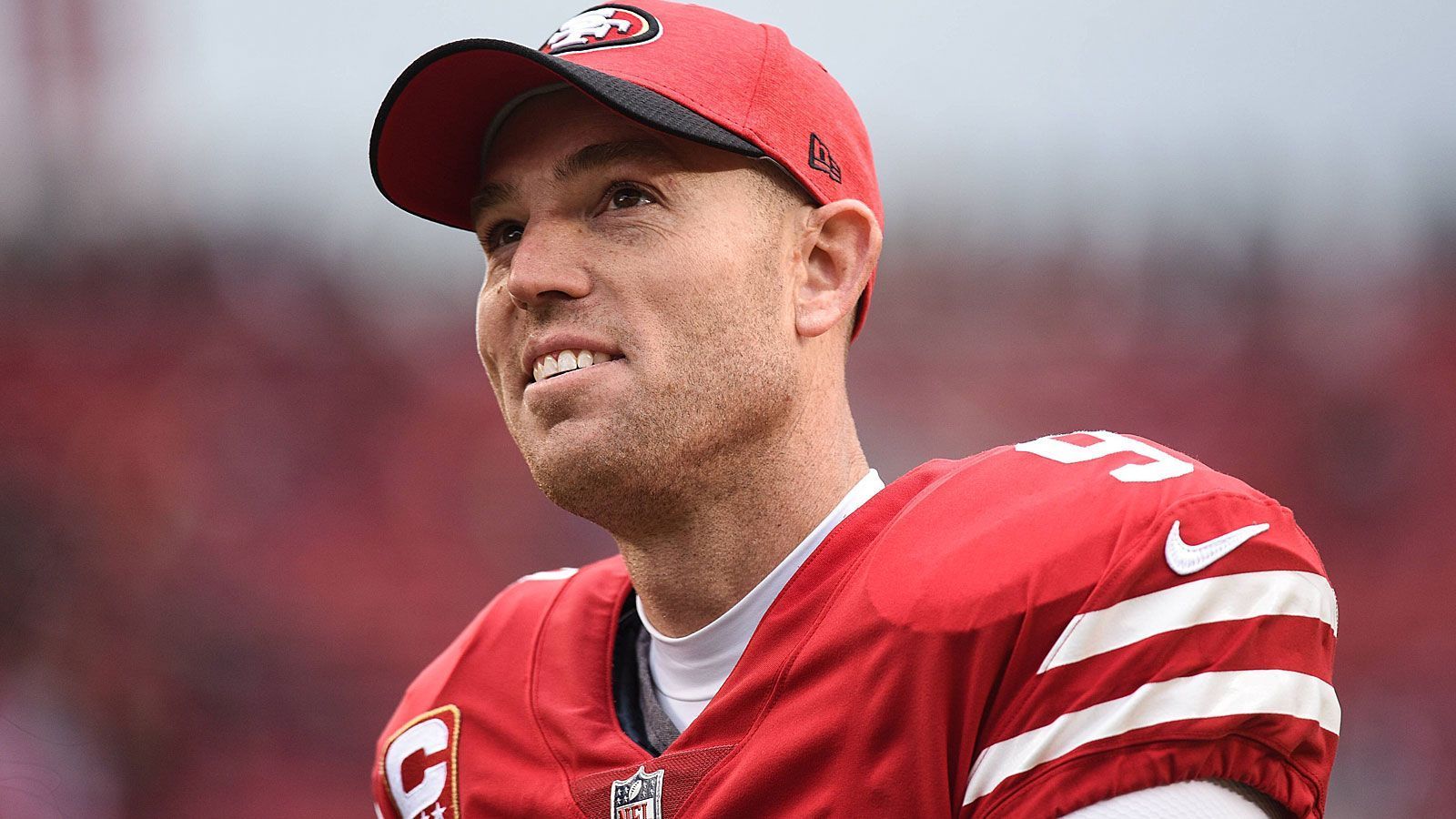 
                <strong>Robbie Gould (San Francisco 49ers)</strong><br>
                Bevor er von den San Francisco 49ers mit dem Franchise Tag belegt wurde, machte Robbie Gould keinen Hehl aus seinem Traum, wieder in Chicago zu leben, wo er zwischen 2005 und 2015 das Bears-Trikot überstreifte. Mittlerweile hat das Team aus "Windy City" mit der Verpflichtung des weithin unbekannten Chris Blewitt auf die eigene Kicker-Problematik reagiert. Die 49ers ihrerseits nahmen mit Jonathan Brown ebenfalls einen weiteren Kicker unter Vertrag. Ob das eine Auswirkung auf Goulds Situation hat? Immerhin würde der Routinier in San Francisco fünf Millionen US-Dollar kassieren und sein Salär damit mehr als verdoppeln.
              