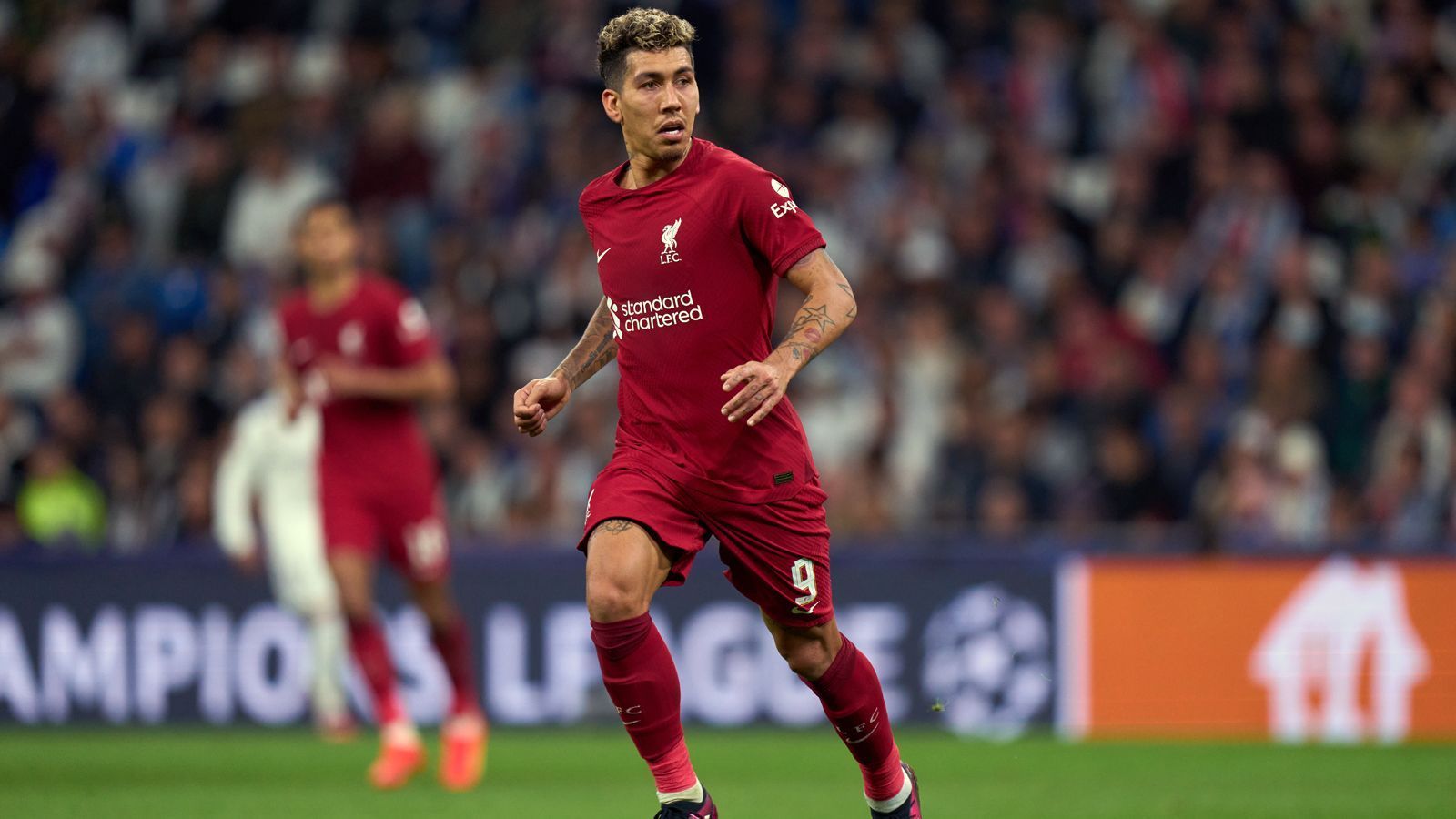 
                <strong>Roberto Firmino (FC Liverpool)</strong><br>
                Deutlich günstiger als Bellingham, Diaby oder Frimpong wäre Roberto Firmino für Real Madrid zu haben. Der Vertrag des Liverpool-Profis läuft im Sommer 2023 aus. Laut "El Nacional" soll der frühere Hoffenheimer als recht kostengünstige Alternative ebenfalls bei Real diskutiert werden. Zumal der routinierte Brasilianer in der Offensive quasi alle Positionen spielen könnte, was ihn wohl für viele Klubs besonders wertvoll als Kader-Ergänzung machen würde. Seit der 31-Jährige im Sommer 2015 von der TSG nach Liverpool wechselte, erzielte er 109 Pflichtspiel-Treffer für die "Reds" und bereitete zudem 79 Treffer vor. 
              