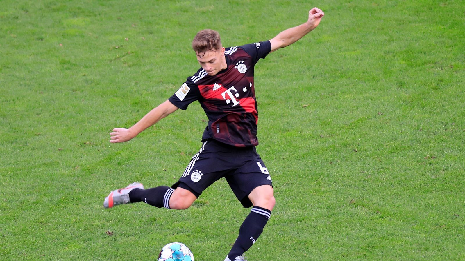 
                <strong>Joshua Kimmich</strong><br>
                - Position: Rechtsverteidiger- Verein: FC Bayern München- 1. Nominierung
              