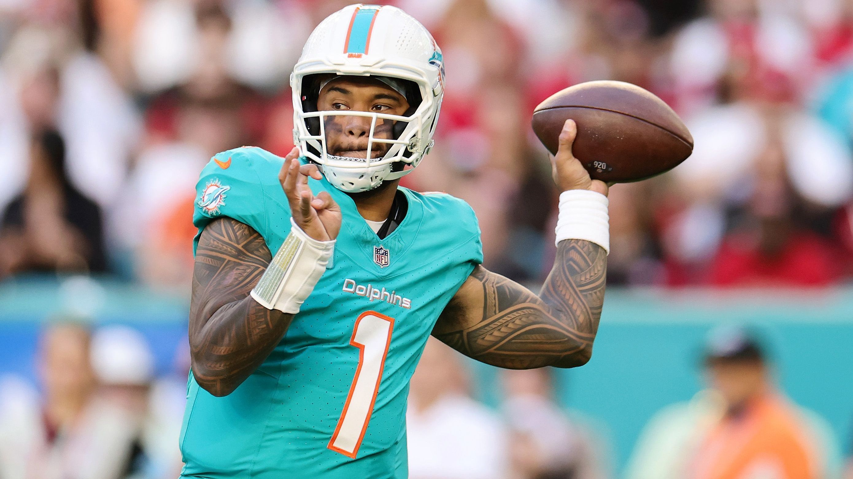 <strong>Miami Dolphins: Identität neu erfinden</strong><br>Head Coach Mike McDaniel steht vor den wichtigsten Wochen seiner Dolphins-Zeit. Nach einem enttäuschenden Jahr muss er dem Team um Quarterback Tua Tagovailoa gerade offensiv eine neue Identität verpassen. Scheitert Miami erneut an den Playoffs, dürfte sein Stuhl mächtig wackeln.
