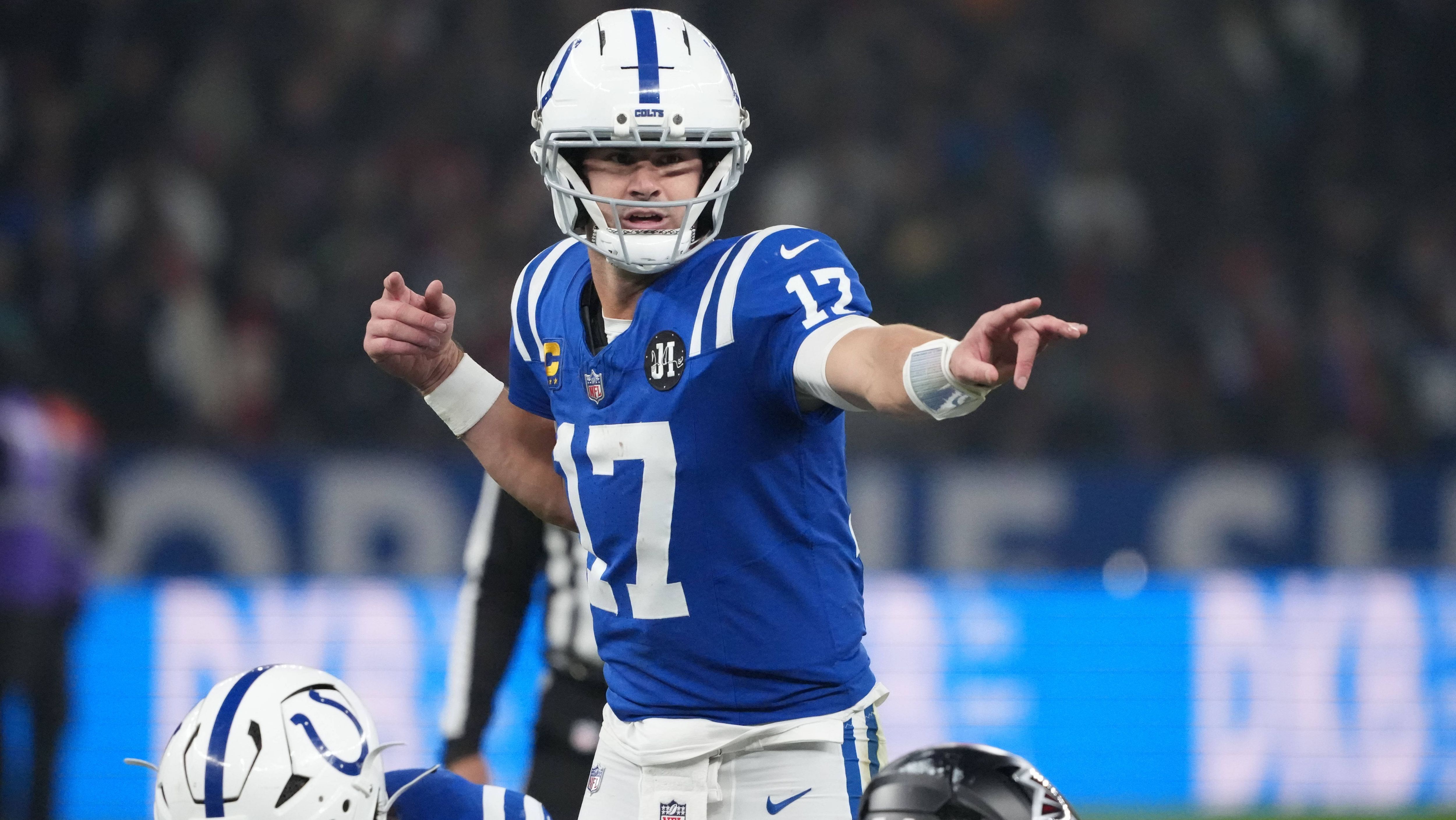<strong>Platz 10: Daniel Jones (Indianapolis Colts)<br></strong>Jetzt wissen wir: Daniel Jones kann es auch in Deutschland. Nachdem er im Trikot der New York Giants 2024 in München enttäuscht hatte und danach seinen Starterjob verlor, verhalf er den Colts in Berlin mit starker Passquote zum Overtime-Sieg über die Atlanta Falcons. Neben einem Touchdown-Pass unterlief ihm auch eine Interception, mit 53 Rushing Yards stellte er aber auch einen persönlichen Saison-Rekord auf.