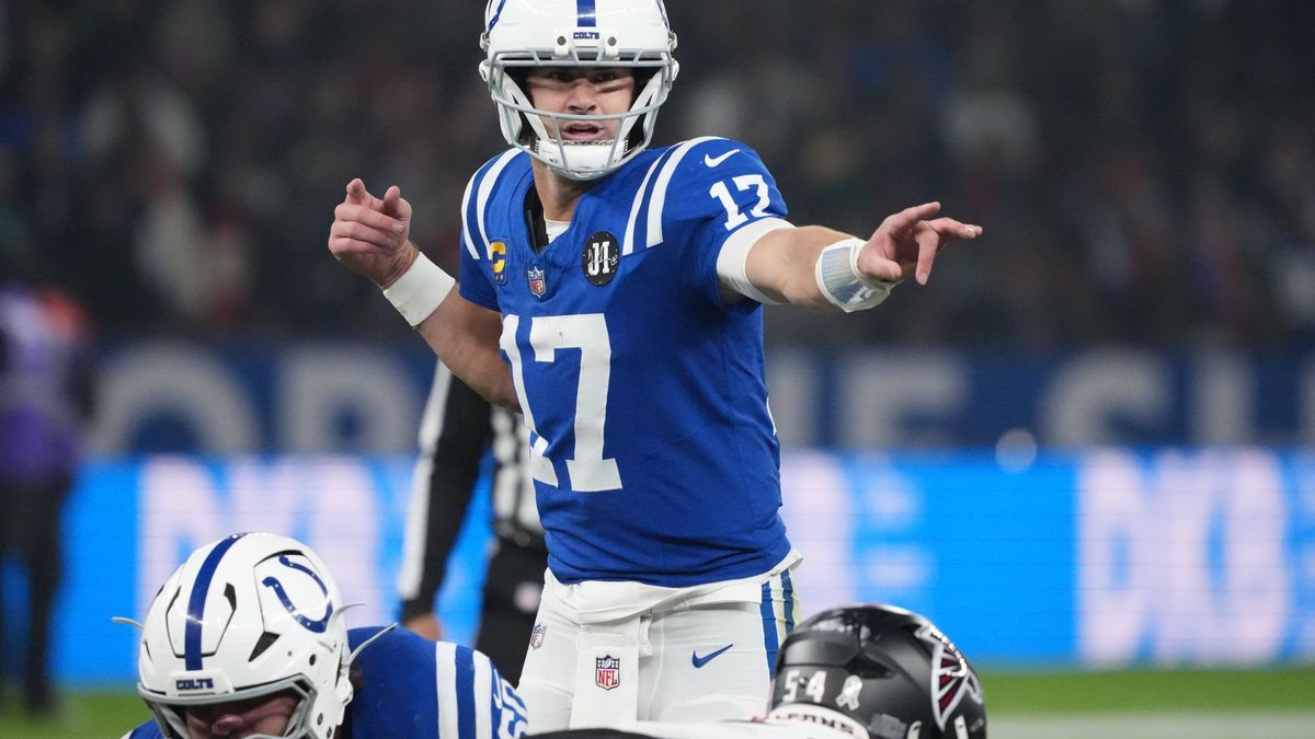 NFL, American Football Herren, USA Berlin Game-Atlanta Falcons at Indianapolis Colts Nov 9, 2025; Berlin, Germany; Indianapolis Colts quarterback Daniel Jones (17) gestures before a snap against th...