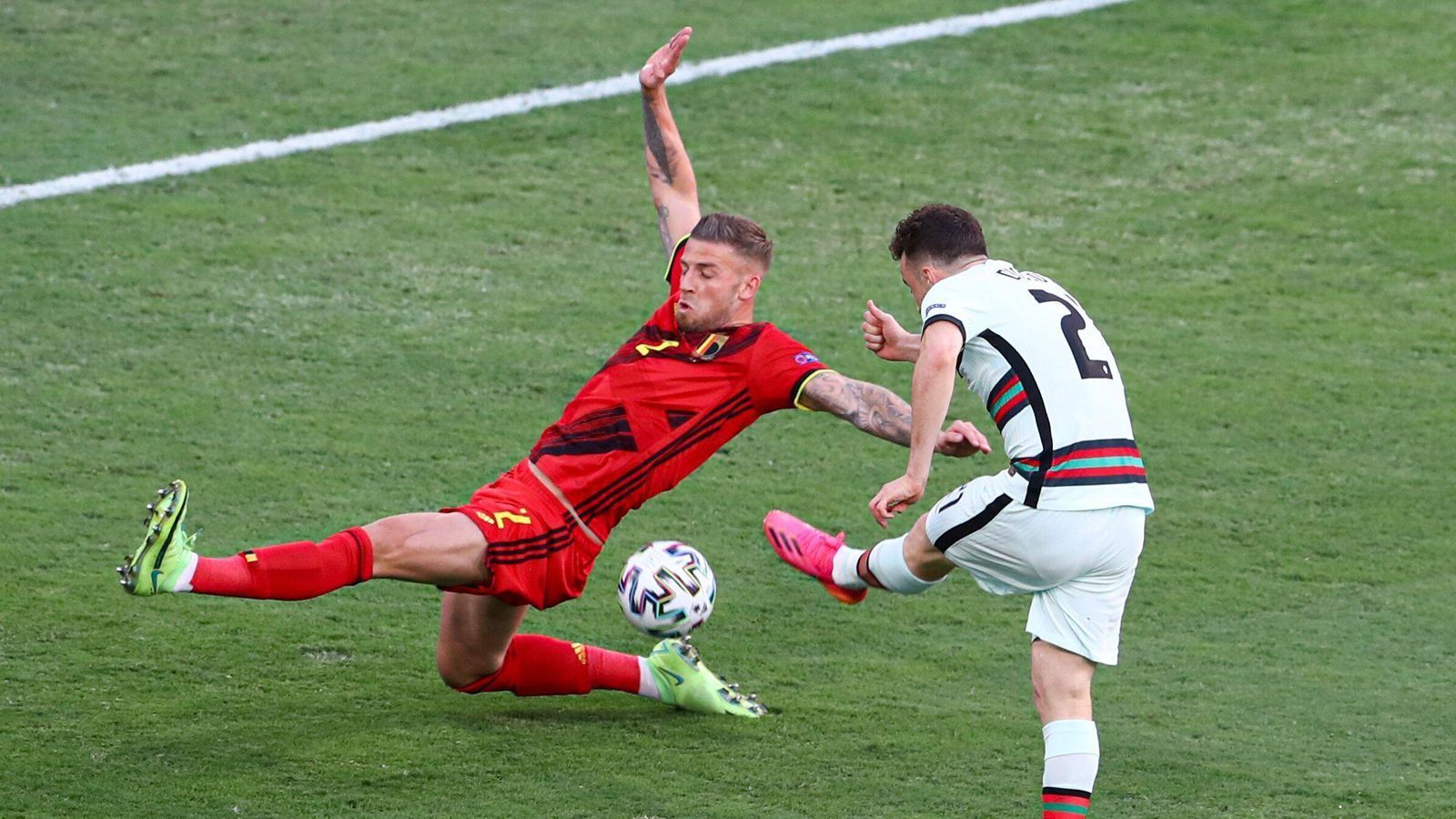 
                <strong>Die Defensive steht gut</strong><br>
                Torabschlüsse sind in den ersten 40 Minuten Mangelware. Hier zieht Diogo Jota ab, sein Schuss wird geblockt.
              