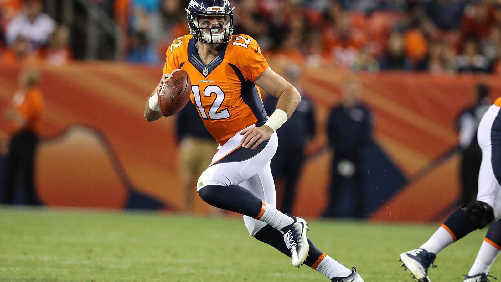 
                <strong>Paxton Lynch (Pick 26 im Draft 2016, Denver Broncos)</strong><br>
                Warum die Denver Broncos Paxton Lynch so früh im Draft zogen, bleibt ein Rätsel. Nach zwei Jahren hatten die Broncos genug und entließen den Quarterback. Auch in der Canadian Football League und der XFL überzeugte er nicht nachhaltig.&#x2022; Aktuelle Situation: Backup in der XFL<br>&#x2022; 4 Spiele von Beginn an (1-3)<br>&#x2022; 792 Passing Yards und 55 Rushing Yards<br>&#x2022; Vier Passing TDs bei vier INTs<br>&#x2022; 61,7 Prozent Passgenauigkeit und 3,4 Yards pro Lauf<br>
              