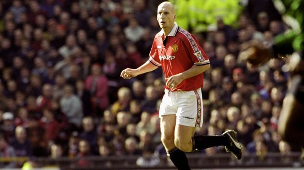 
                <strong>Jaap Stam</strong><br>
                Innenverteidiung: Jaap Stam. "Er war schnell, stark, aggressiv, dazu überragend in der Luft und hatte ein ruhiges Passspiel", schwärmt Giggs über den Holländer. In drei Jahren bei Manchester United gewann Stam dreimal den Premier-League-Titel, 1999 krönte er seine Zeit bei den "Red Devils" mit dem Gewinn der Champions League. 
              