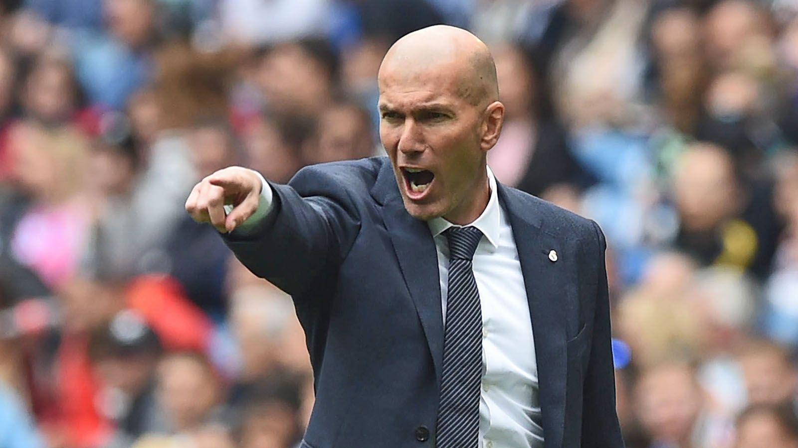 
                <strong>La Liga</strong><br>
                La Liga: 01. Juli bis 02. September 2019Real Madrid um Coach Zinedine Zidane (Foto) hat schon allein mit Eden Hazard, Ferland Mendy, Rodrygo und Luka Jovic einige große Deals eingetütet, die sie am 01. Juli anmelden können. Bei der verbleibenden Zeit bis Anfang September ist aber nicht ausgeschlossen, dass weitere Transfers folgen. Außerdem wird in Spanien darauf gewartet, dass endlich der neue Verein von Atletico-Star Antoine Griezmann offiziell wird. Der Franzose hatte schon vor Saisonende seinen Abschied aus Madrid bekannt gegeben und soll wohl beim FC Barcelona unterschreiben.
              