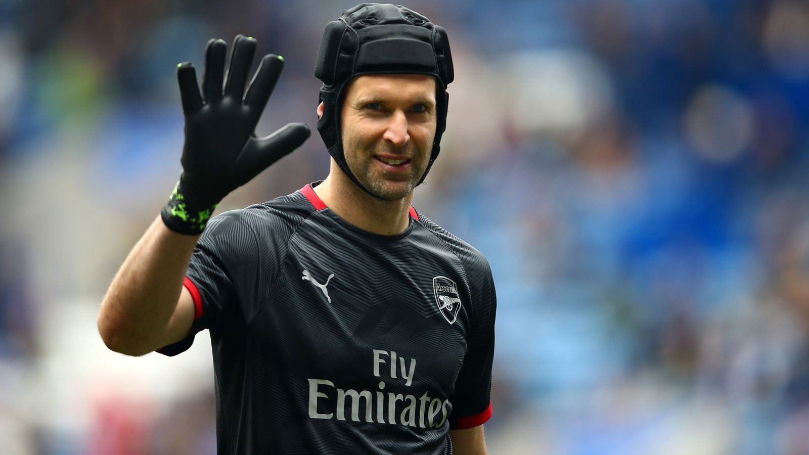 
                <strong>Petr Cech (FC Arsenal)</strong><br>
                Nach 20 Jahren als Profi ist für den Arsenal-Torhüter Petr Cech im Sommer 2019 endgültig Schluss. "Nachdem ich 15 Jahre in der Premier League gespielt habe und jede einzelne Trophäe gewonnen habe, die möglich war, habe ich alles erreicht, was ich erreichen wollte", sagte der Tscheche anlässlich der Verkündung seiner Entscheidung im Januar 2019. Der 36-Jährige startete bei den "Gunners" sogar als Nummer 1 in die laufende Saison, doch eine Verletzung entschied dann das Torhüter-Duell bei den Londonern zugunsten von Bernd Leno. Seine beste Zeit hatte Cech beim FC Chelsea, mit den "Blues" gewann der 1,96-Meter-Hüne unter anderem vier Mal die englische Meisterschaft und auch die Champions League.
              