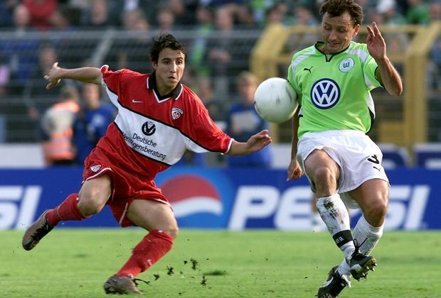 
                <strong>2001: Wolfsburg - Kaiserslautern</strong><br>
                Beim David-gegen-Goliath-Duell treffen in der Saison 2001/2002 Wolfsburg und Kaiserslautern aufeinander. Über wertvolle drei Punkte kann sich nach dem Schlusspfiff Wolfsburg freuen. Der Tabellenführer aus der Pfalz muss sich 0:2 geschlagen geben. 
              