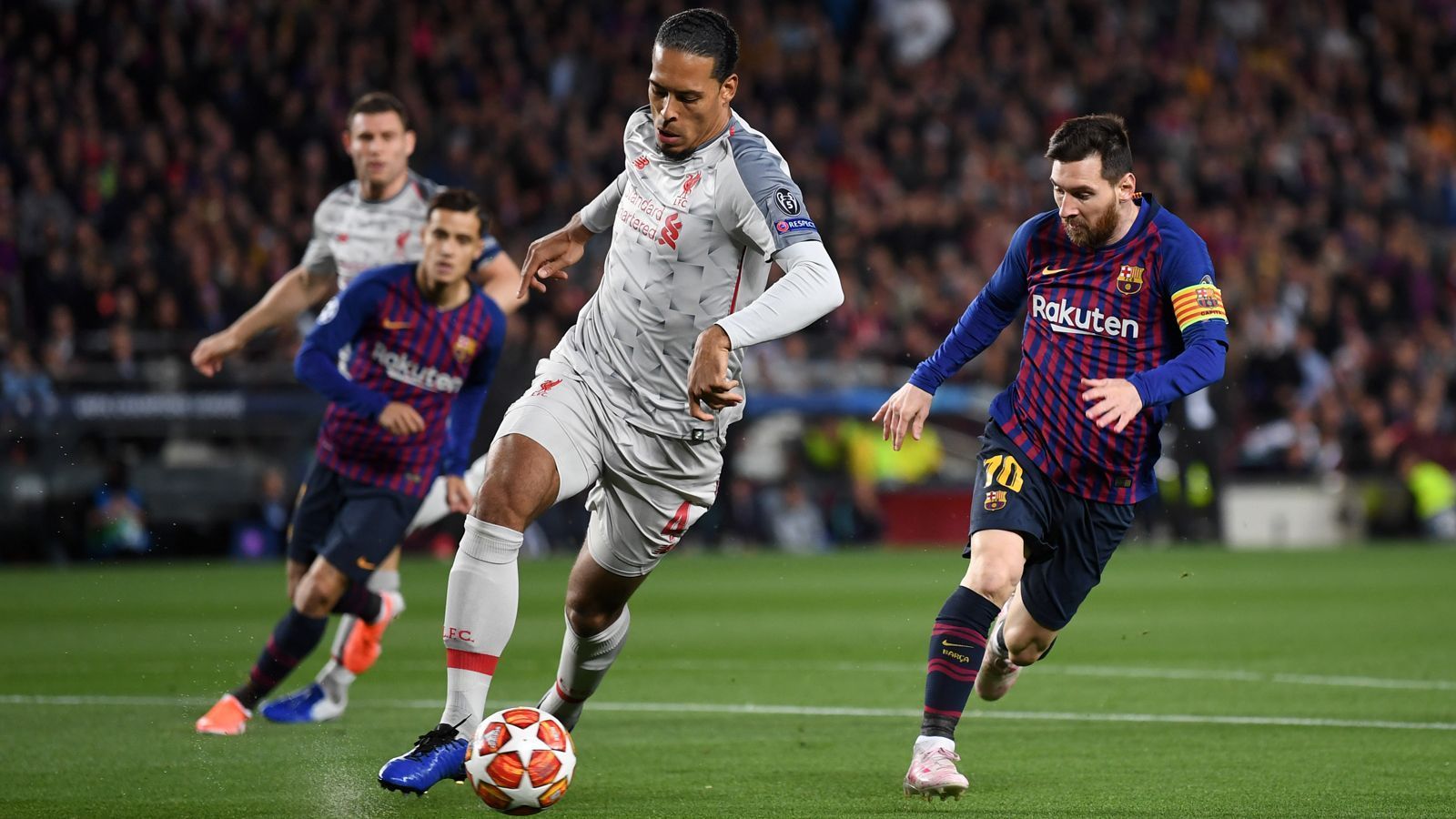 
                <strong>Virgil van Dijk</strong><br>
                Der Liverpooler Abwehr-Boss sieht manchmal so aus, als befinde er sich auf einem Spaziergang durch die Innenstadt Barcelonas. Eine bemerkenswert ruhige Ausstrahlung in einem Champions-League-Halbfinale – vielleicht zu ruhig. Kommt in keinen Zweikampf in der ersten Hälfte. Lässt vor dem Tor dann Suarez unbedrängt in den Rücken von Abwehrpartner Matip huschen. Fängt später einige Bälle, scheint die Kontrolle zu gewinnen. Geht dann aber auch in der Effizienz von Barcelona unter. Ein Abwehr-Chef muss mehr liefern. ran-Note: 4
              