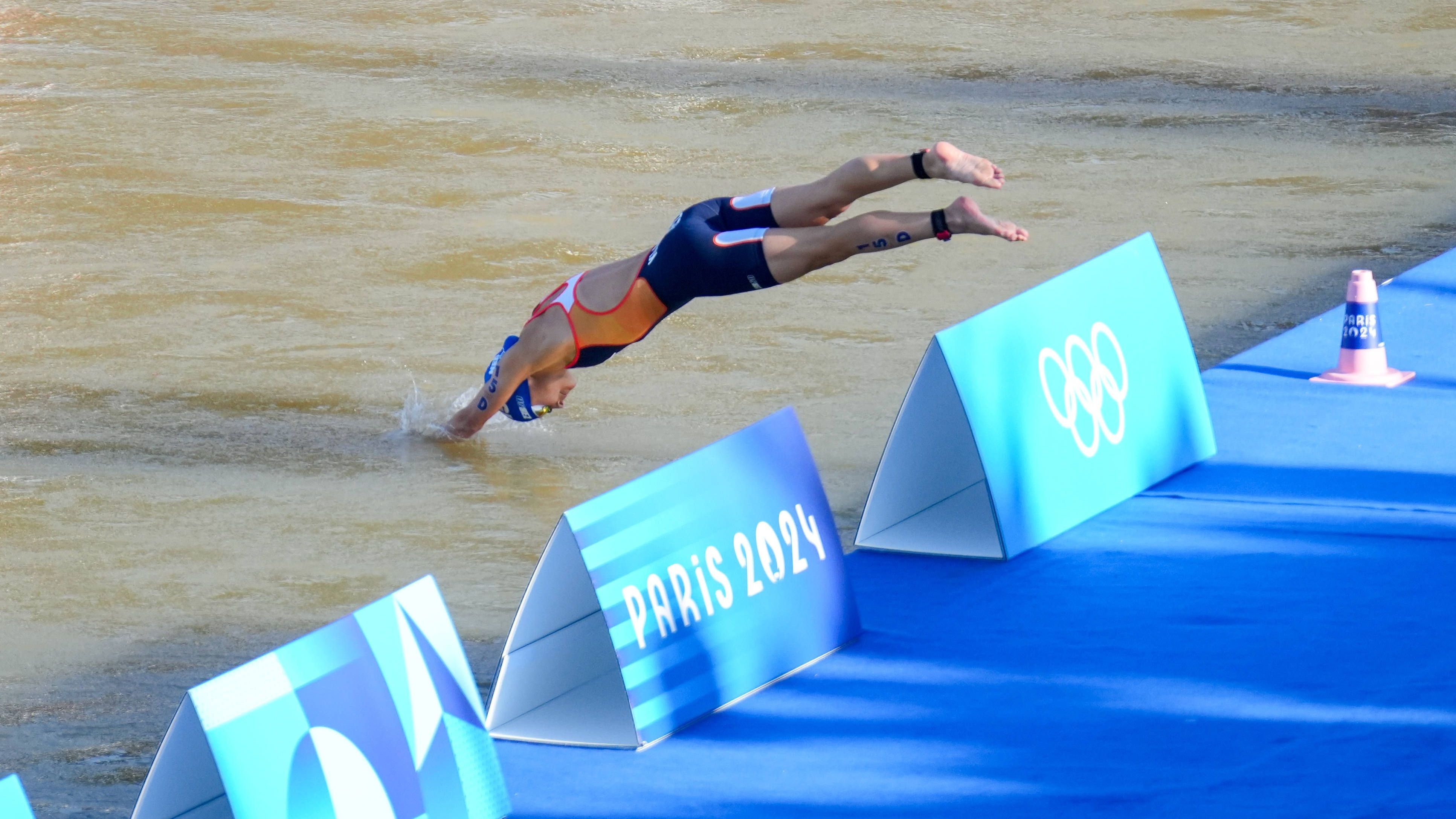 <strong>Olympia: Die besten Bilder des zehnten Tages</strong><br>Am Vorabend wurde die Entscheidung getroffen. Die Triathleten dürfen in der Seine schwimmen. Einladend sieht jedoch anders aus...