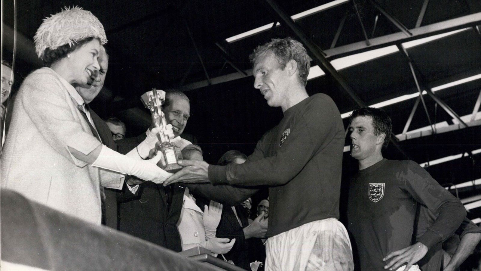 
                <strong>Bobby Moore</strong><br>
                Er war das Idol von Franz Beckenbauer, Pelé nannte ihn den "besten Verteidiger, gegen den ich je gespielt habe": Bobby Moore, Englands Kapitän und WM-Held 1966, war mit seinen Defensivqualitäten einer der bedeutendsten Spieler seiner Zeit.
              