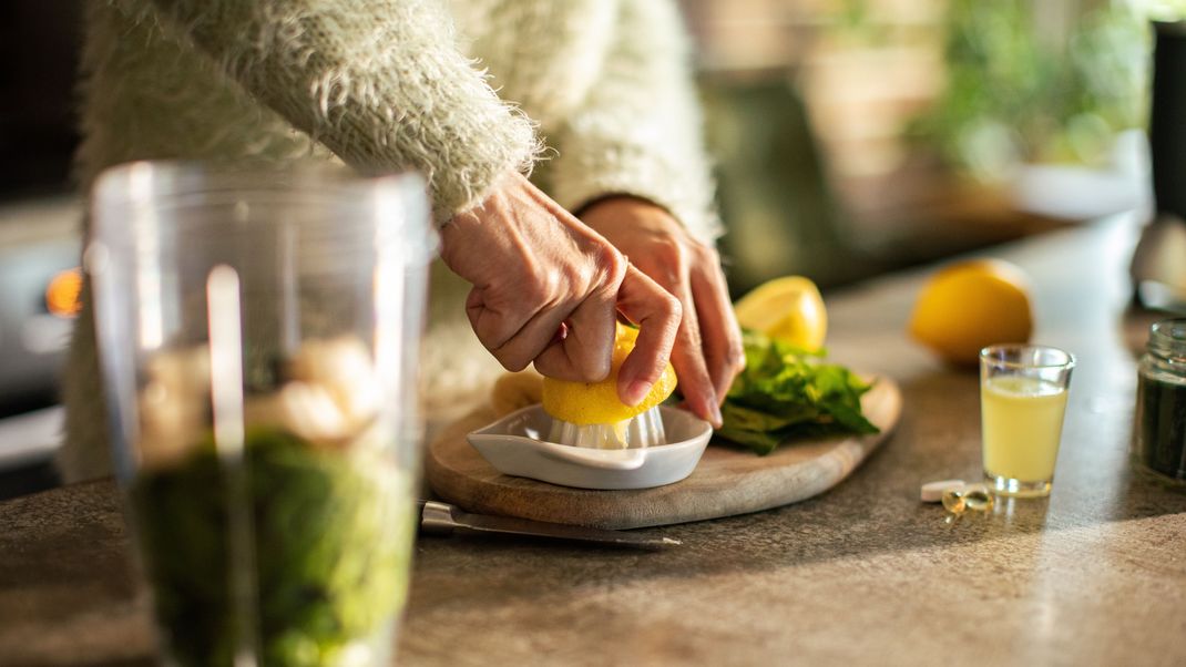 Welche Lebensmittel sind gut fürs Gehirn? Die hohen Kalium- und Magnesiumwerte der Zitrone und Folsäure aus Blattgemüse halten uns gesund.