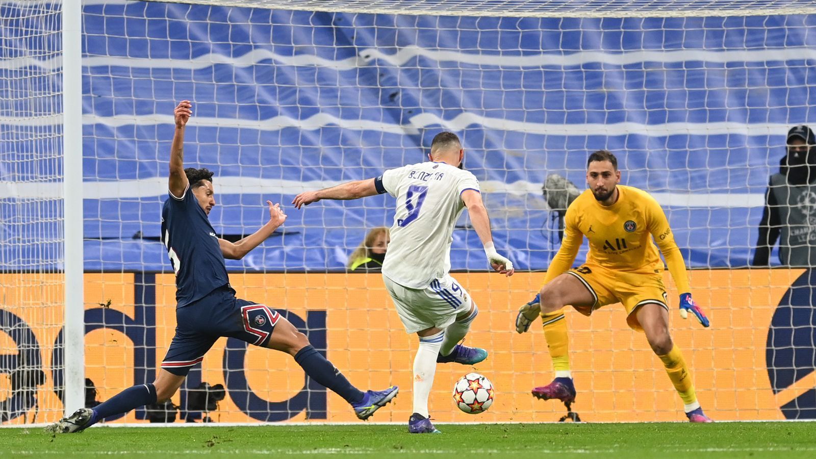 
                <strong>Karim Benzema</strong><br>
                Doch dann ändert sich alles. Lange liegt der Ausgleich eigentlich nicht in der Luft. Doch Benzema zwingt Donnarumma mit seinem Anlaufen zu einem Fehler, vollstreckt dann eiskalt zum 1:1 und hat kurz darauf sogar die Führung auf dem Kopf. Wenn Real gefährlich wird, dann über Benzema. Der Lohn: Nach Top-Pass von Modric bleibt Benzema erneut eiskalt und trifft nicht nur zum 2:1, sondern Sekunden später sogar zum 3:1. Dreierpack, Benzema-Show – Real ist im Viertelfinale. ran-Note: 1
              