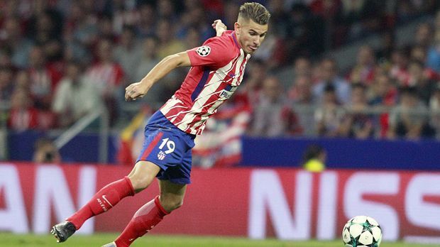 
                <strong>Abwehr - Lucas Hernandez (Atletico Madrid)</strong><br>
                Woher die Hernandez-Brüder Lucas und Theo ihr fußballerisches Talent haben, ist ganz einfach erklärt. Sie sind die Söhne von Ex-Profi Jean-Francois Hernandez, der selbst schon für Atletico Madrid spielte - wie später seine Söhne. Der 21-jährige Lucas hat sich in der laufenden Saison unter Coach Diego Simeone einen Stammplatz erkämpft - entweder in der Innenverteidiger oder links in der Viererkette. Zudem ist er Leistungsträger in der U21-Nationalmannschaft Frankreichs. Nur auf einen Anfruf von A-Nationaltrainer Didier Deschamps wartet das Abwehrtalent noch. Vielleicht klappt es ja noch für ihn, auf den WM-Zug aufzuspringen. Stammspieler bei Atletico zu sein, ist dafür auf jeden Fall mal ein erster, wichtiger Schritt. 
              