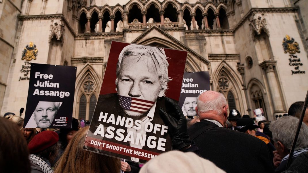 Wikileaks-Gründer Julian Assange wird erst einmal nicht ausgeliefert. Das entschied der Londoner High Court.
