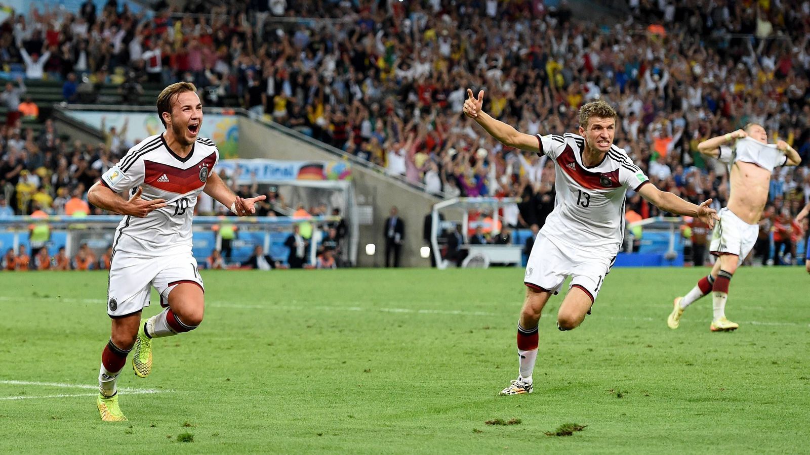 
                <strong>Thomas Müller erster Gratulant</strong><br>
                Danach kannte die Freude keine Grenzen mehr! Erster Gratulant an den Torschützen war Thomas Müller.
              