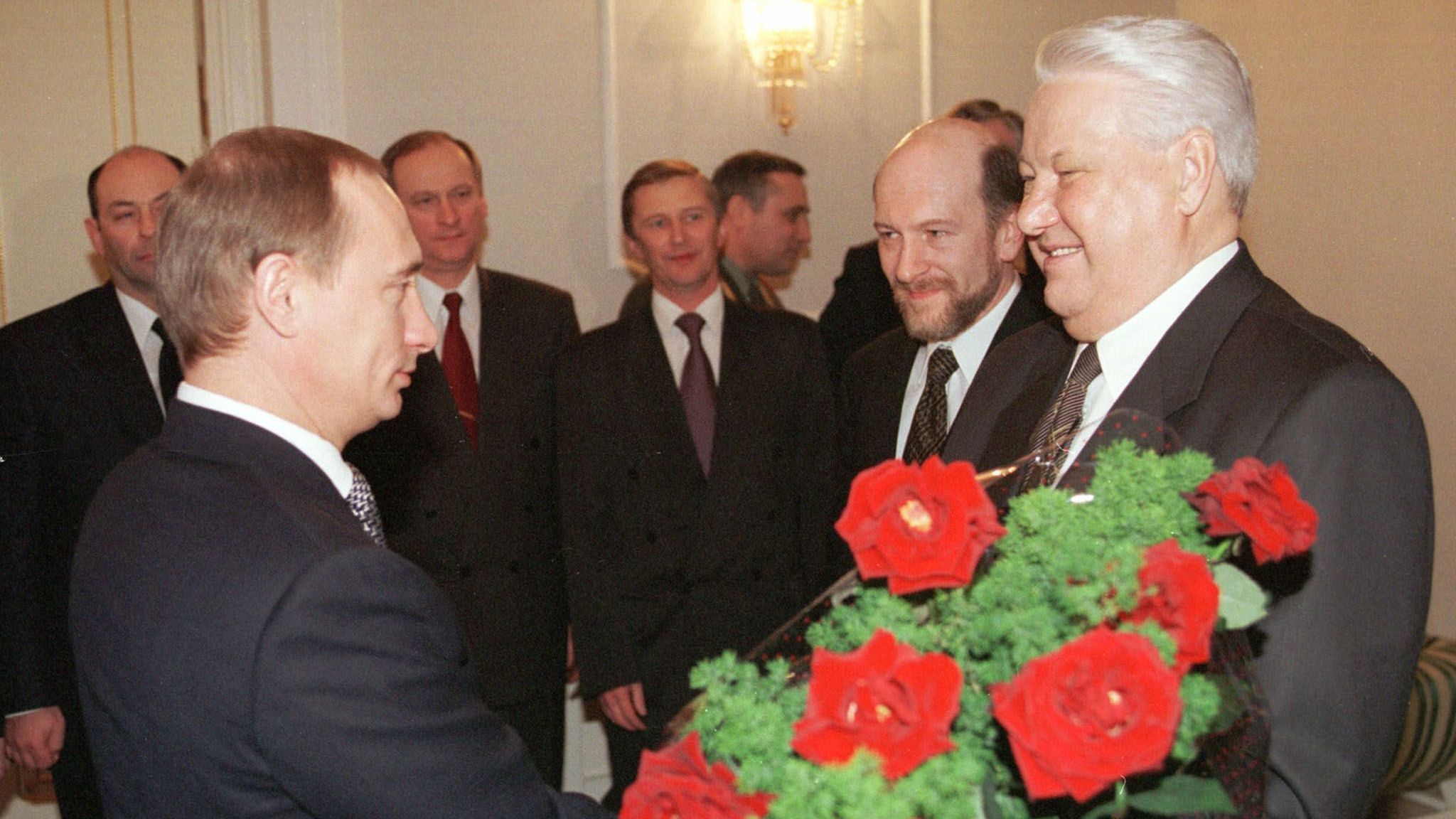 31. Dezember 1999: Nach achtjähriger Führung übergibt Boris Jelzin (rechts) sein Amt an Ministerpräsident Wladimir Putin.