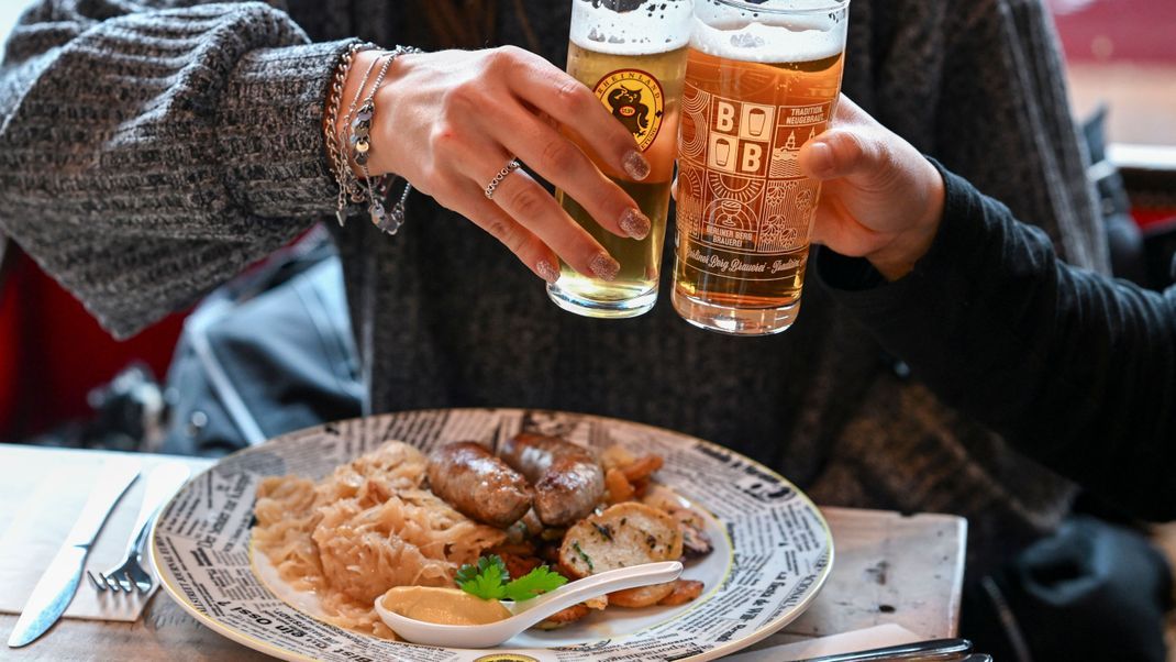 Viele Menschen in Deutschland gehen nicht mehr so oft ins Restaurant.