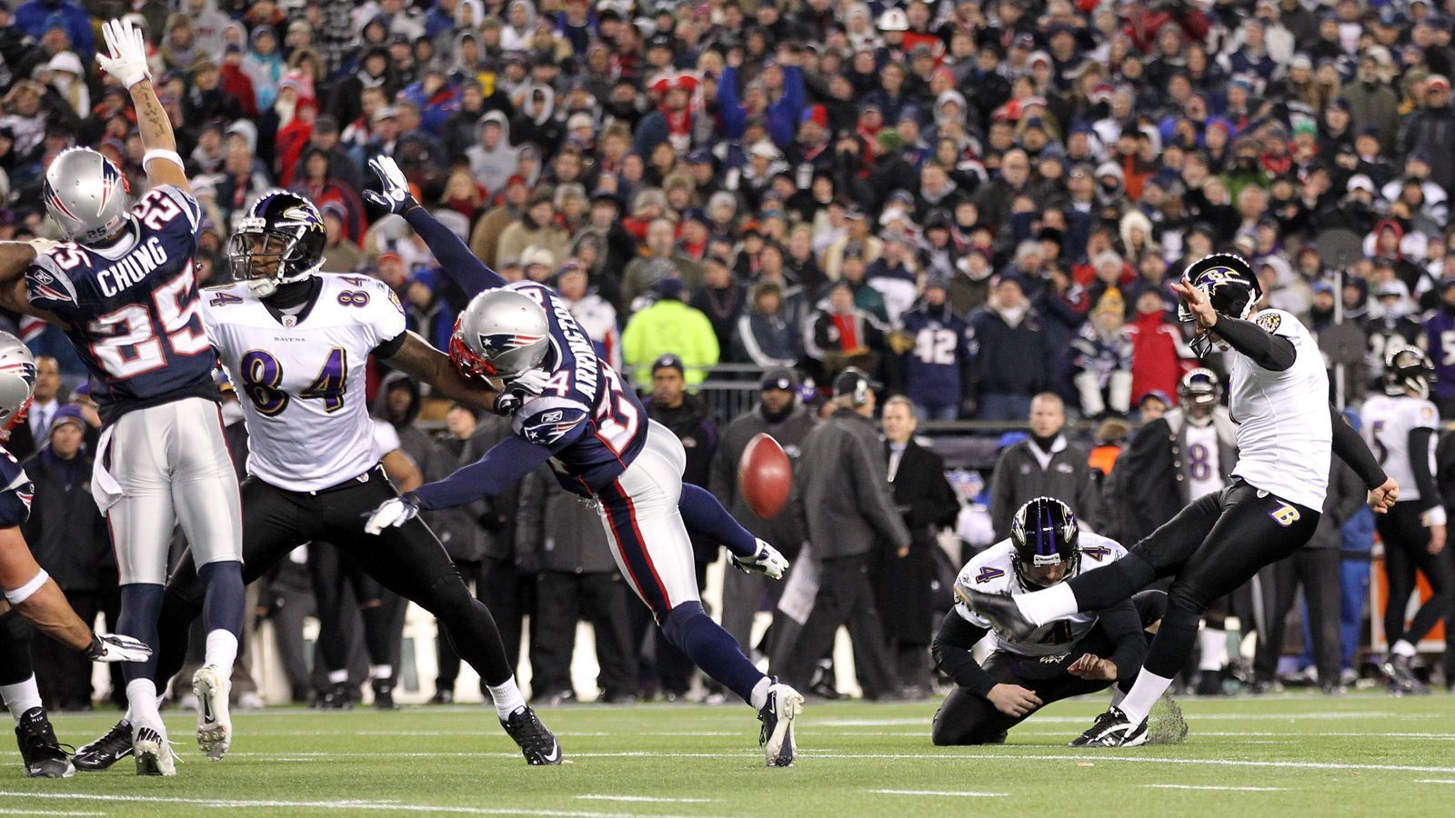 
                <strong>Season 2011: Billy Cundiff (Baltimore Ravens)</strong><br>
                Nur noch 15 Sekunden auf der Uhr im AFC-Championship-Game der Baltimore Ravens gegen die New England Patriots. Die Ravens lagen mit 20:23 hinten, Kicker Billy Cundiff hatte aus 32 Yards die Möglichkeit, die Ravens in die Overtime zu schießen. Der Ausgleichsversuch ging allerdings weit links vorbei. Die Patriots zogen folglich in den Super Bowl XLVI ein. Dort verpasste Tom Brady seinen vierten Super-Bowl-Ring nur knapp bei der 17:21-Niederlage gegen die New York Giants.
              