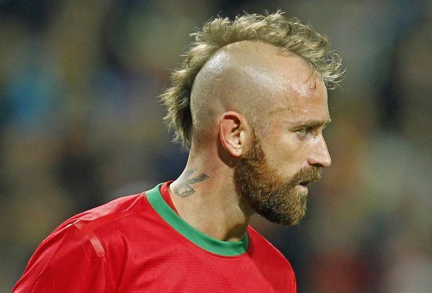 
                <strong>Raul Meireles (Defensives Mittelfeld | Portugal)</strong><br>
                Der Paradiesvogel vom türkischen Meister Fenerbahce Istanbul ist bekannt als kompromissloser "Wadenbeißer". Neben seiner harten Gangart versprüht er Torgefahr durch Distanzschüsse. Trotzdem baut die Löw-Elf ihren Vorsprung weiter aus: 6:3!
              