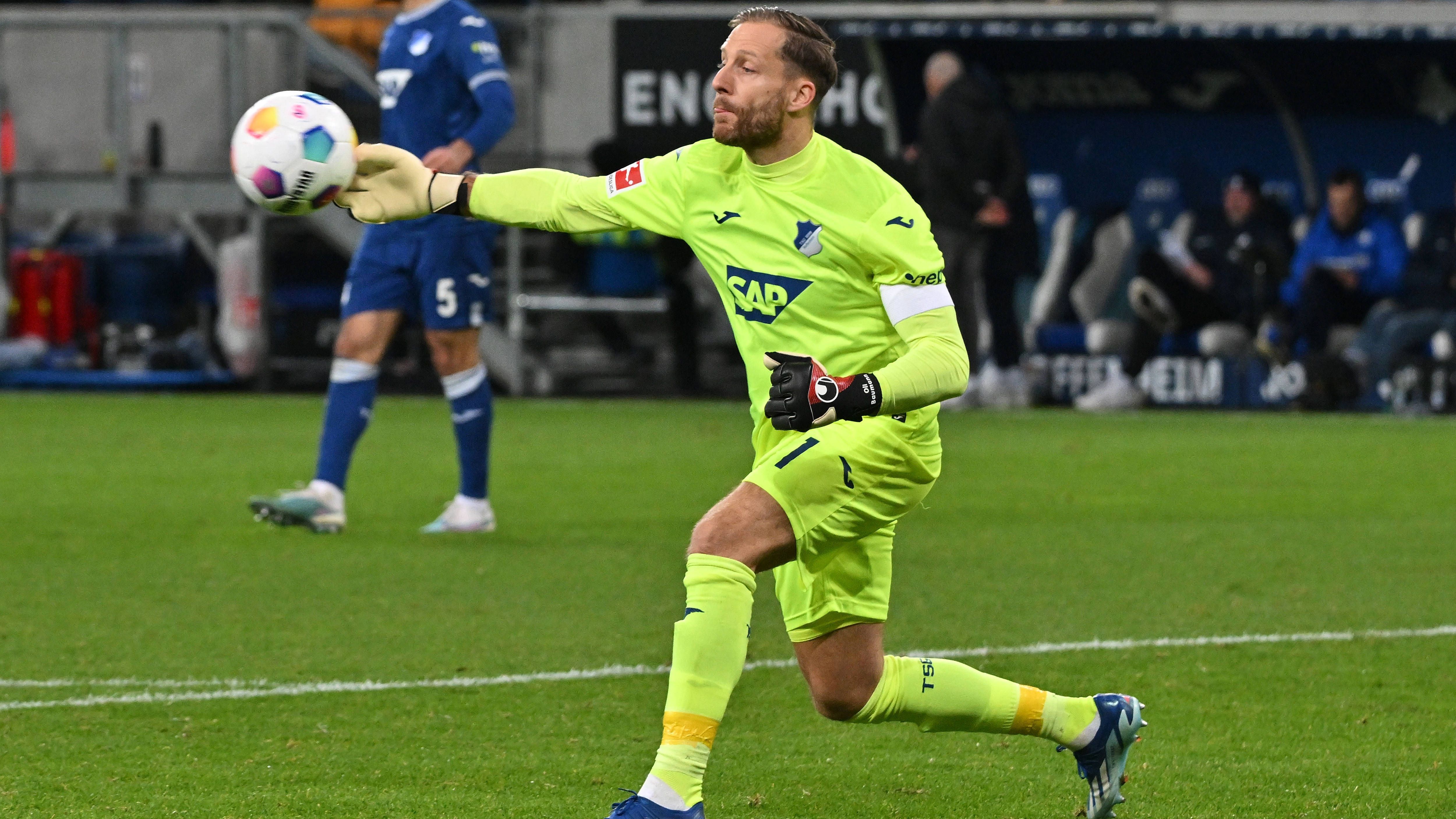 <strong>Bank (Tor): Oliver Baumann (TSG 1899 Hoffenheim)</strong><br>Hätte Gregor Kobel nicht unmenschlich gehalten in dieser Hinserie, der Platz im Tor wäre mit an Sicherheit grenzender Wahrscheinlichkeit an Oliver Baumann gegangen. Der mittlerweile 33-Jährige kassierte zwar 30 Gegentore, verhinderte aber gefühlt noch einmal die selbe Menge mit herausragenden Reflexen.