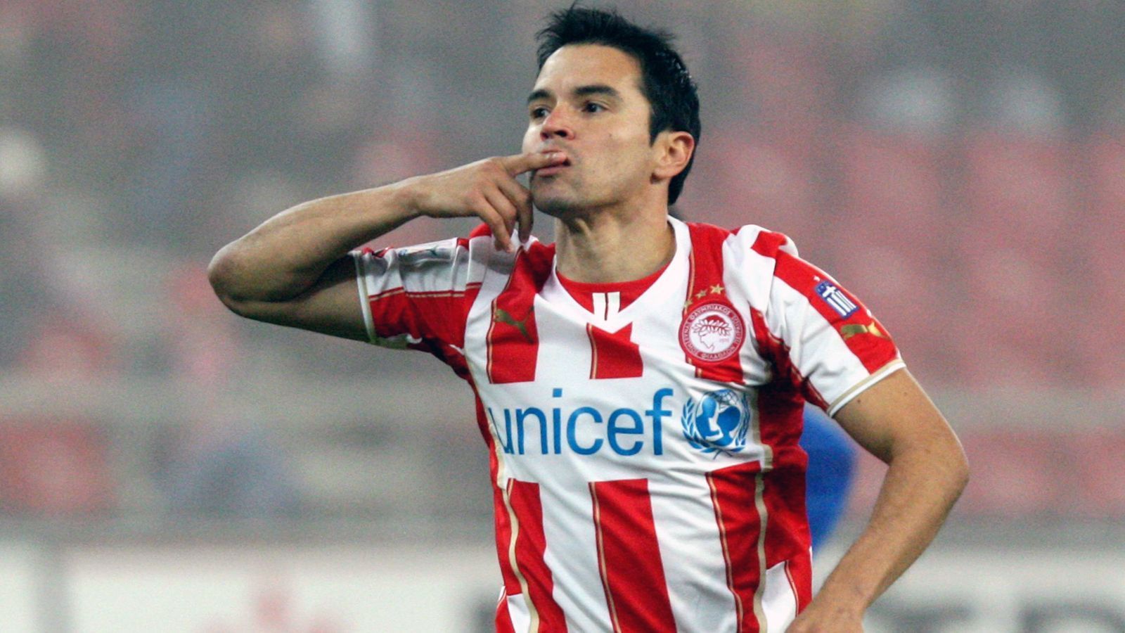 
                <strong>Javier Saviola</strong><br>
                Ebenfalls im fortgeschrittenem Alter von 31 Jahren wechselte das einstige Barca-Talent Javier Saviola nach diversen Zwischenstationen zu Olympiakos - es blieb aber ein einjähriges Intermezzo für die Saison 2013/14. Der damalige Neuzugang des FC Malaga erzielte bei 35 Einsätzen immerhin 14 Treffer und versuchte es anschließend noch einmal in einer Topliga, nämlich bei Hellas Verona in Italien. 
              