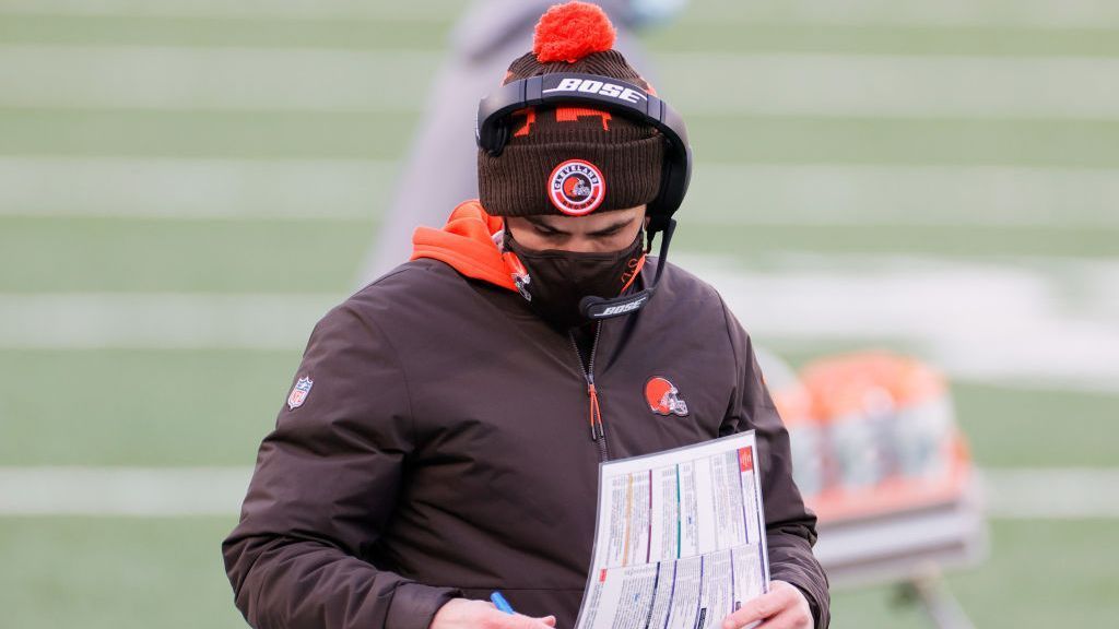 
                <strong>Cleveland Browns</strong><br>
                Die Cleveland Browns sind ein Team, das vornehmlich auf das Laufspiel setzt. Das ist mit dem Running-Back-Duo Nick Chubb/Kareem Hunt auch sinnvoll. Als Ergänzung zum Laufspiel callen die Browns häufig kurze Checkdowns, die nur einen bis fünf Yards über die Line of Scrimmage gehen. Dort könnte Edelman den Browns helfen, da in diesem Bereich bisher zumeist die Backs und Tight Ends eingesetzt werden. Zudem studierte Edelman an der Kent State University, die nur weniger als eine Autostunde von Cleveland entfernt ist.
              