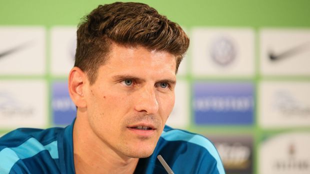 
                <strong>August 2016: Mario Gomez wird vorgestellt</strong><br>
                Draxlers Abschiedswunsch trat für kurze Zeit in den Hintergrund, als Mario Gomez als Neuzugang vorgestellt wurde. Der Nationalstürmer verriet bei seiner Vorstellung zwar, dass Wolfsburg nicht sein Wunschziel gewesen sei, doch bliebe ihm immerhin eine spezielle Klausel: Sollte sich der VfL nicht für das europäische Geschäft qualifizieren, wird es Gespräche geben. Zum Einstand gab es für ihn jedoch erst einmal 600 Minuten ohne Tor.
              