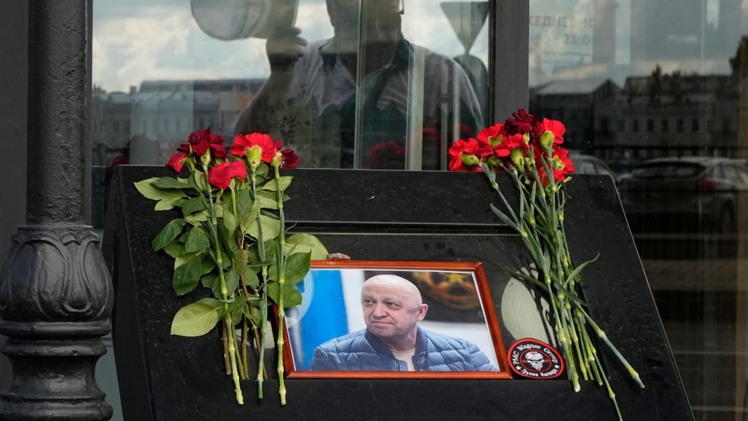 Der Söldnerführer Jewgeni Prigoschin starb nach offiziellen Angaben russischer Behörden bei einem Flugzeugabsturz über russischem Gebiet. Zuvor war der ehemalige Koch Wladimir Putins beim Kremlchef höchstpersönlich in Ungnade gefallen.