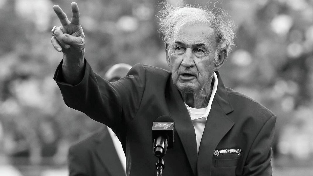 September 19, 2021, Tampa, Florida, USA: Tampa Bay Buccaneers long-time defensive coordinator Monte Kiffin holds up the number two for his Tampa Two defense as he inducted into the Ring of Honor on the field at half time as the Bucs take on the Atlanta Falcons at Raymond James Stadium on Sunday, Sept. 19, 2021 in Tampa. Kiffin is the first assistant coach to enter the Ring of Honor. Tampa USA - ZUMAs70_ 0135361980st Copyright: xDirkxShaddx